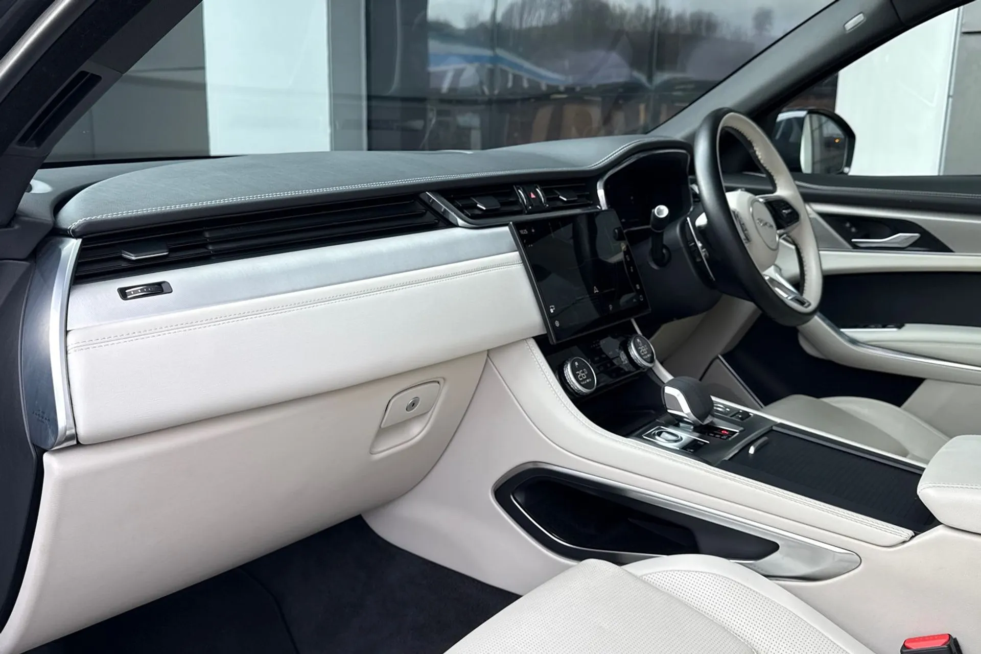 Jaguar F-PACE thumbnail image number 49