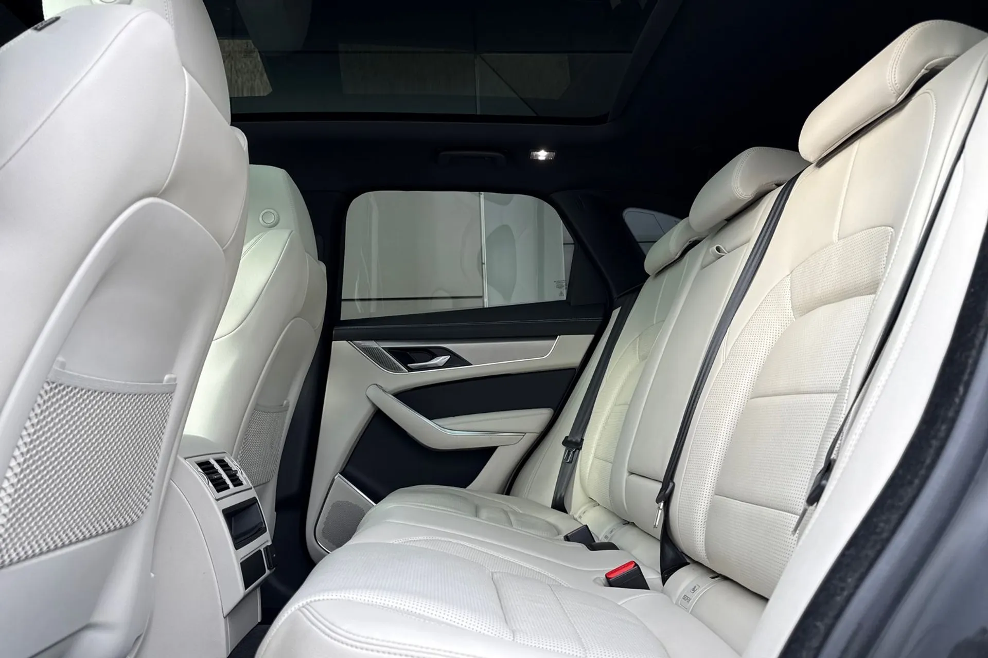 Jaguar F-PACE thumbnail image number 53