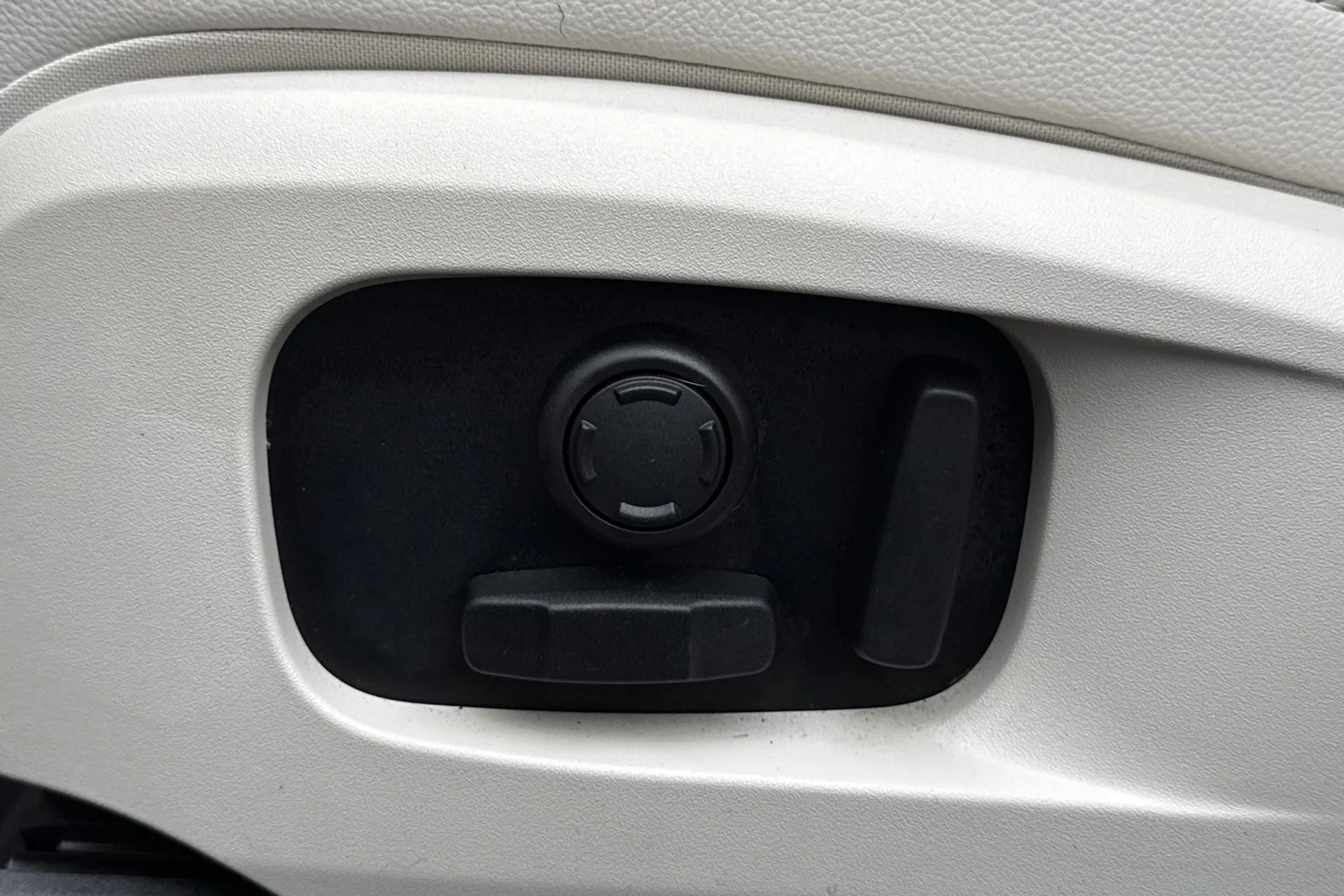 Jaguar F-PACE thumbnail image number 52