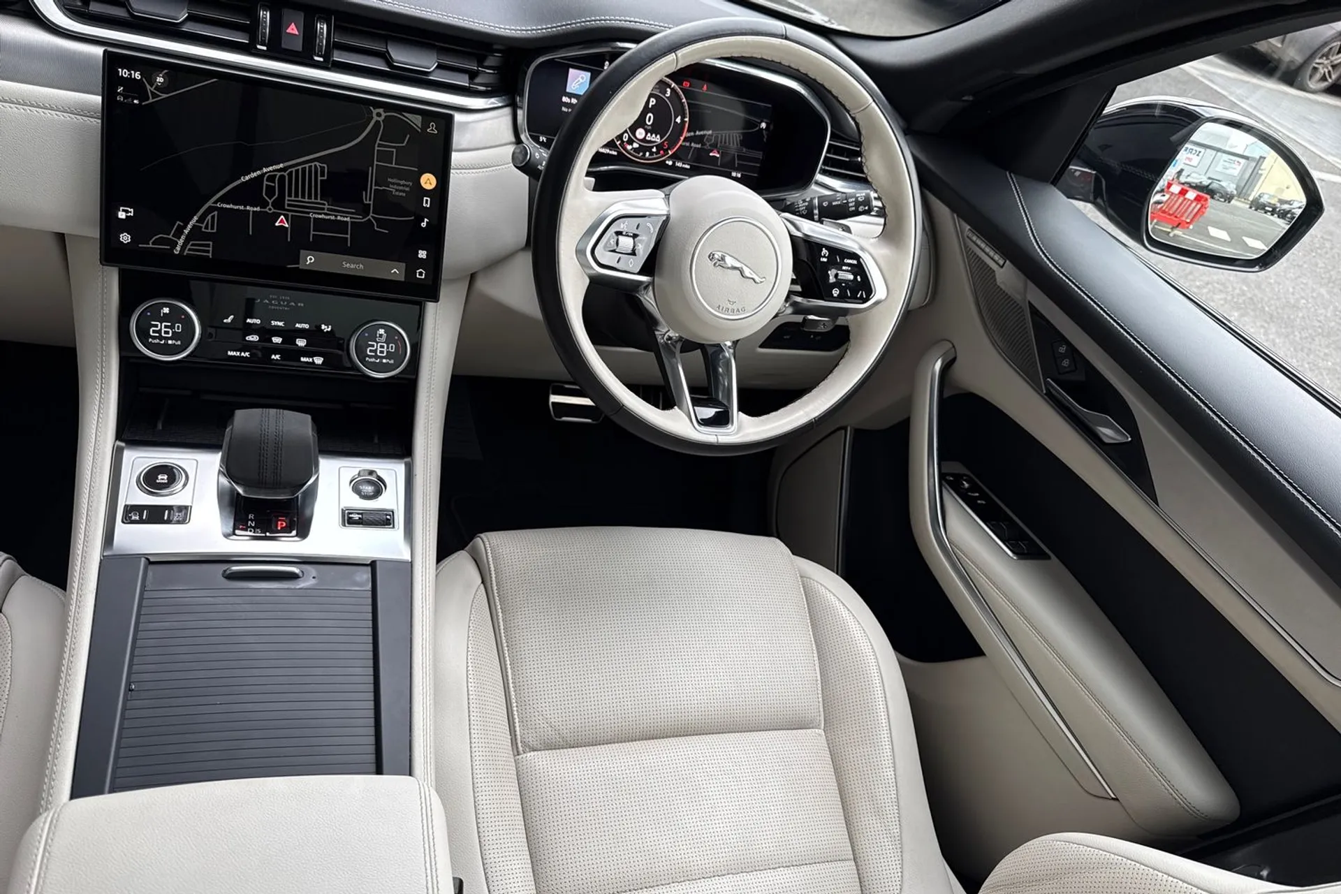 Jaguar F-PACE thumbnail image number 48