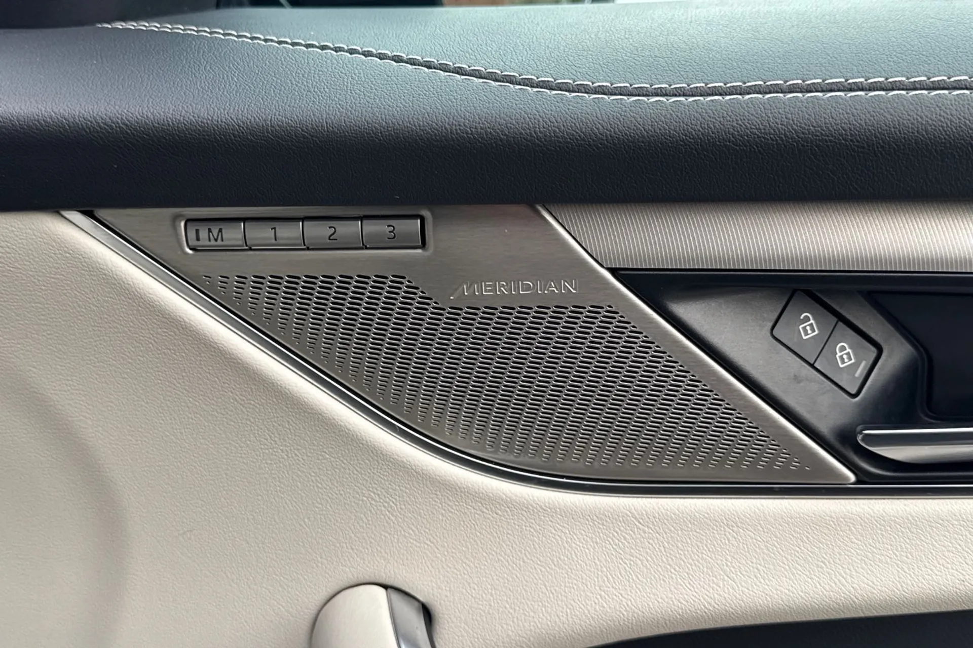 Jaguar F-PACE thumbnail image number 27