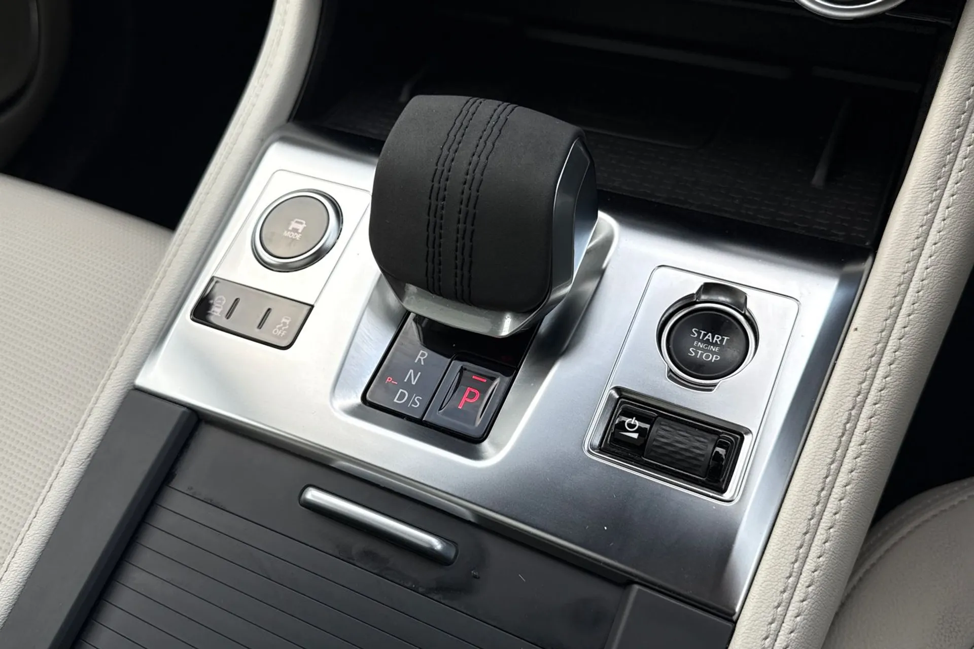 Jaguar F-PACE thumbnail image number 54