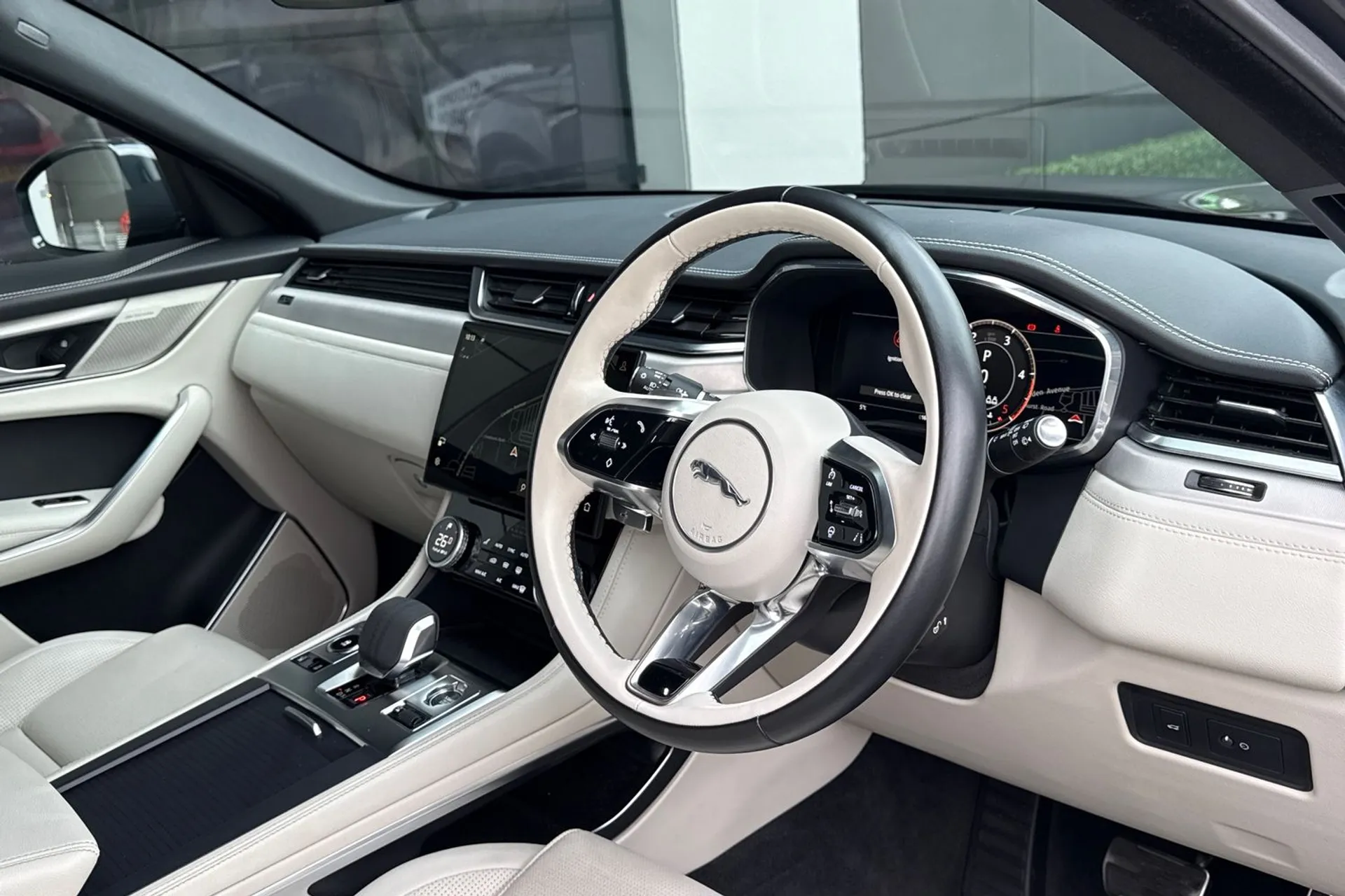 Jaguar F-PACE thumbnail image number 23