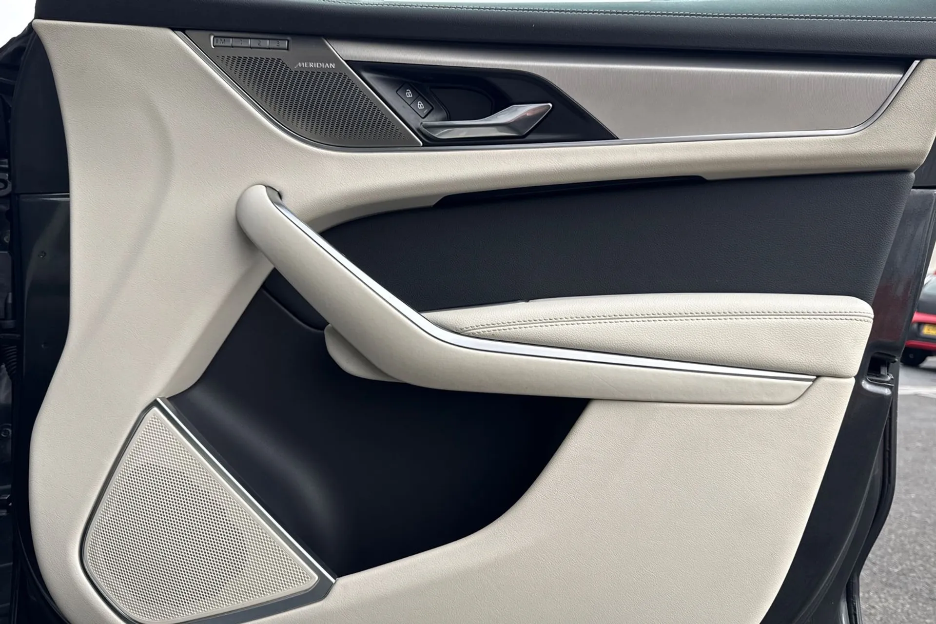 Jaguar F-PACE thumbnail image number 26