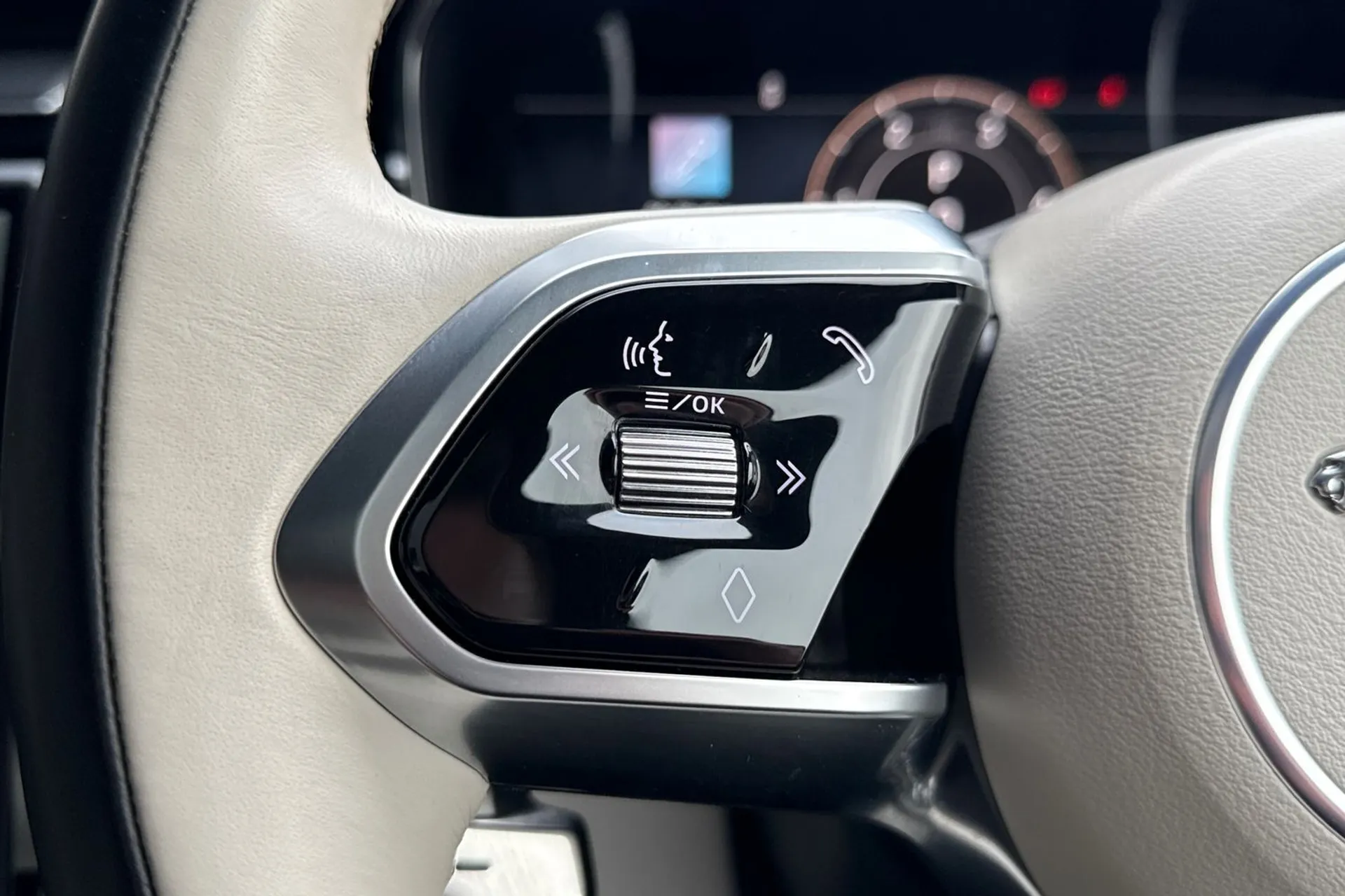 Jaguar F-PACE thumbnail image number 36