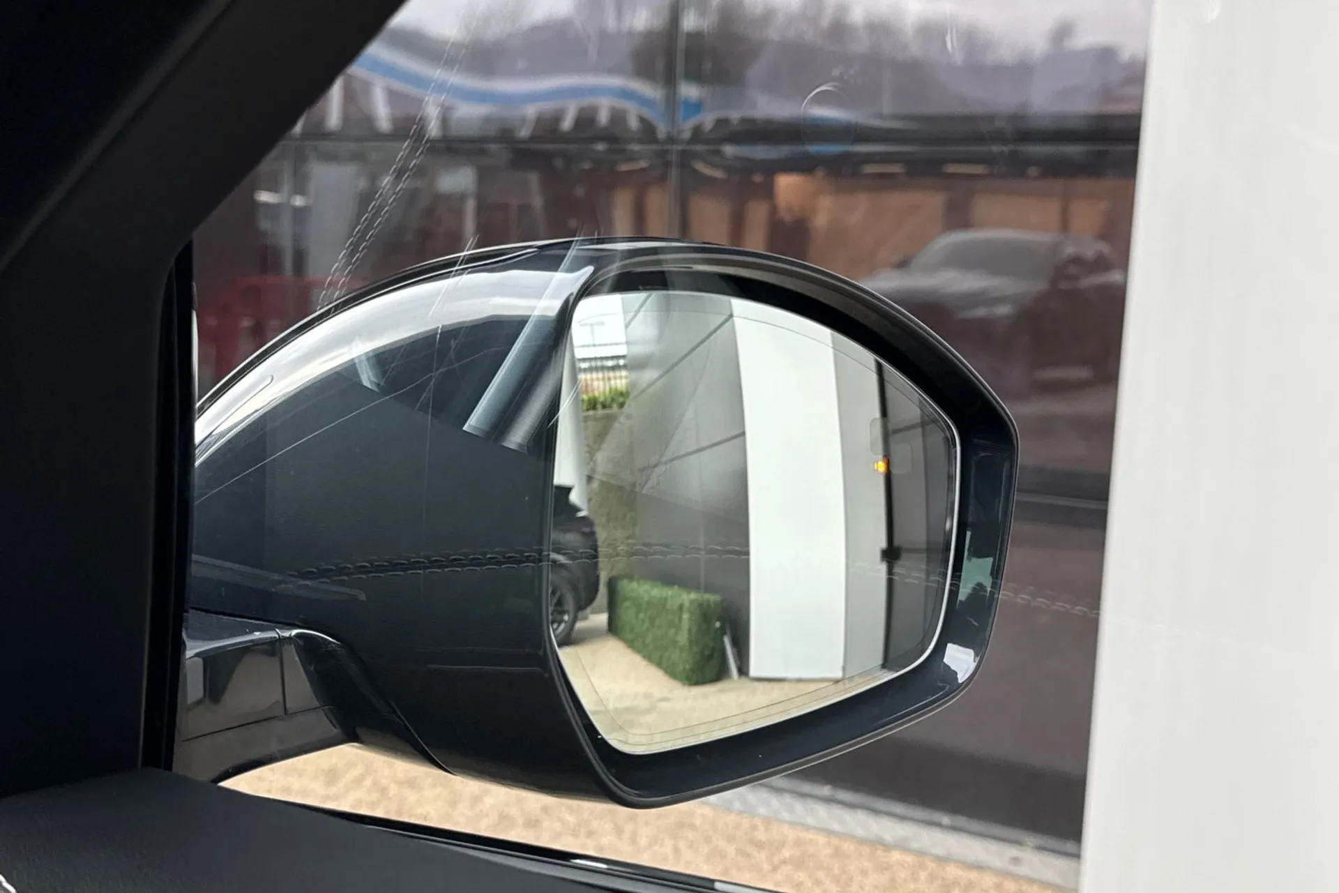 Jaguar F-PACE thumbnail image number 17