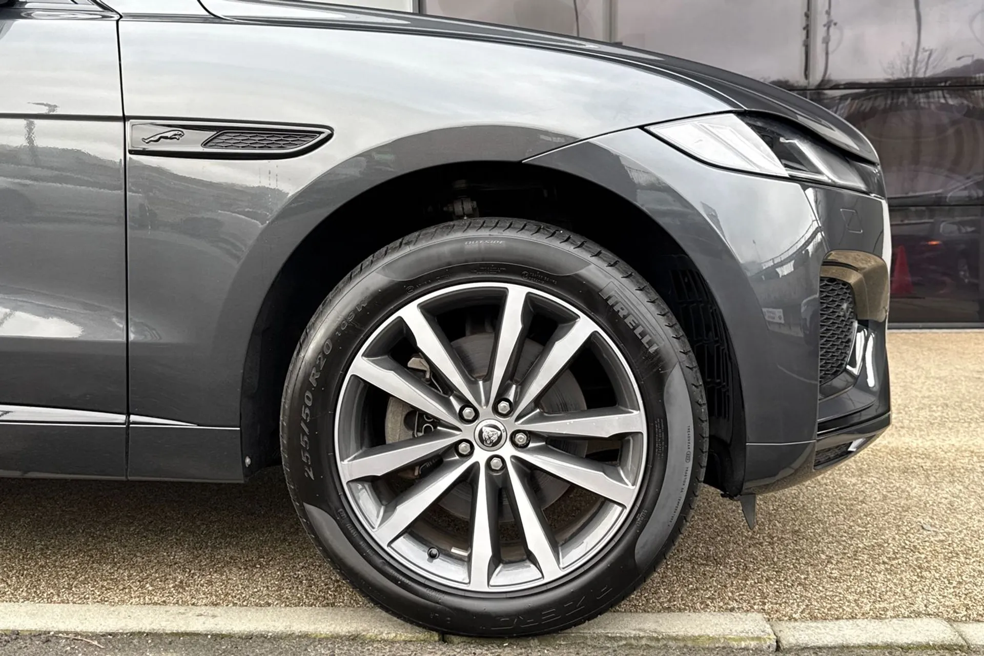 Jaguar F-PACE thumbnail image number 18