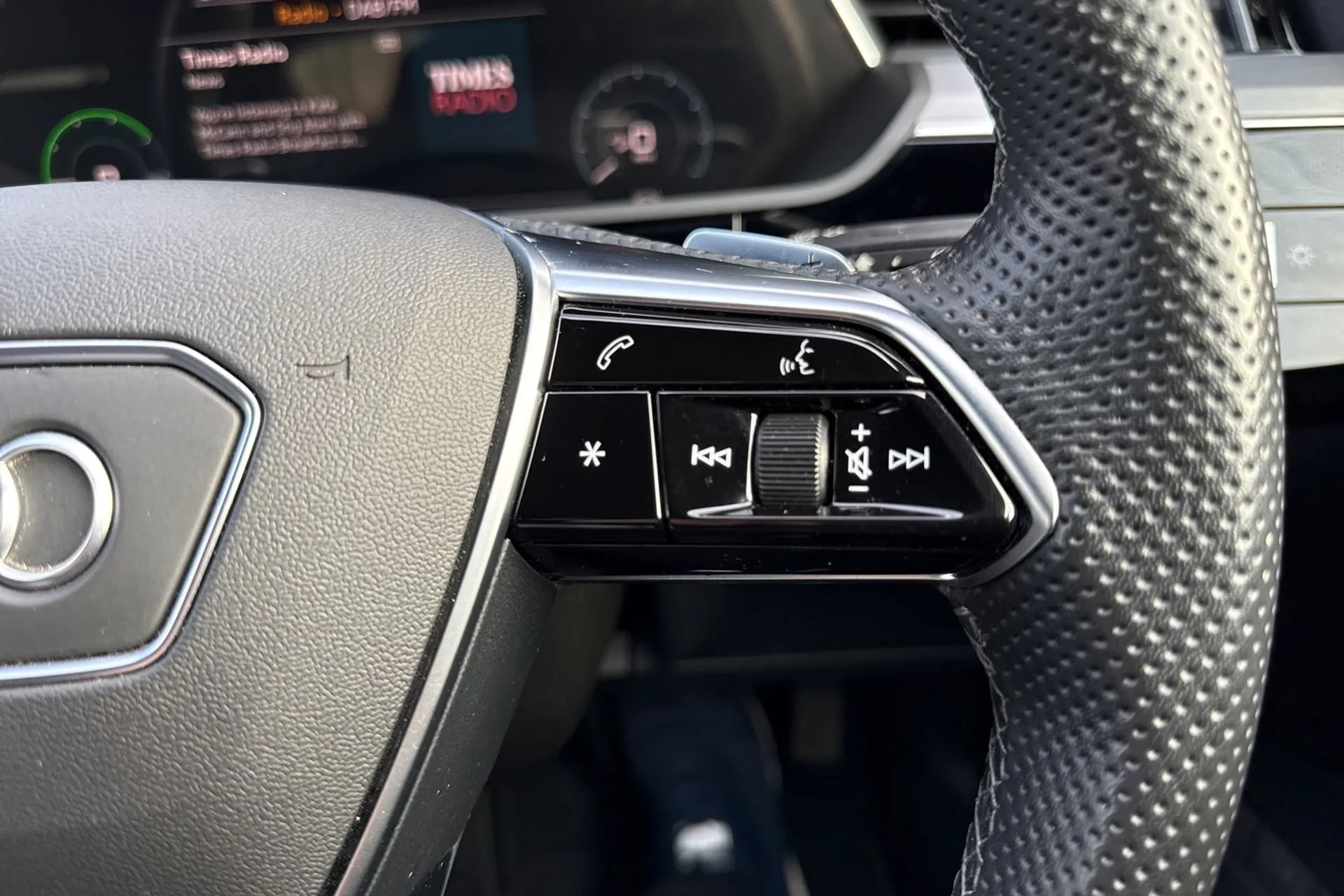 Audi e-tron thumbnail image number 39