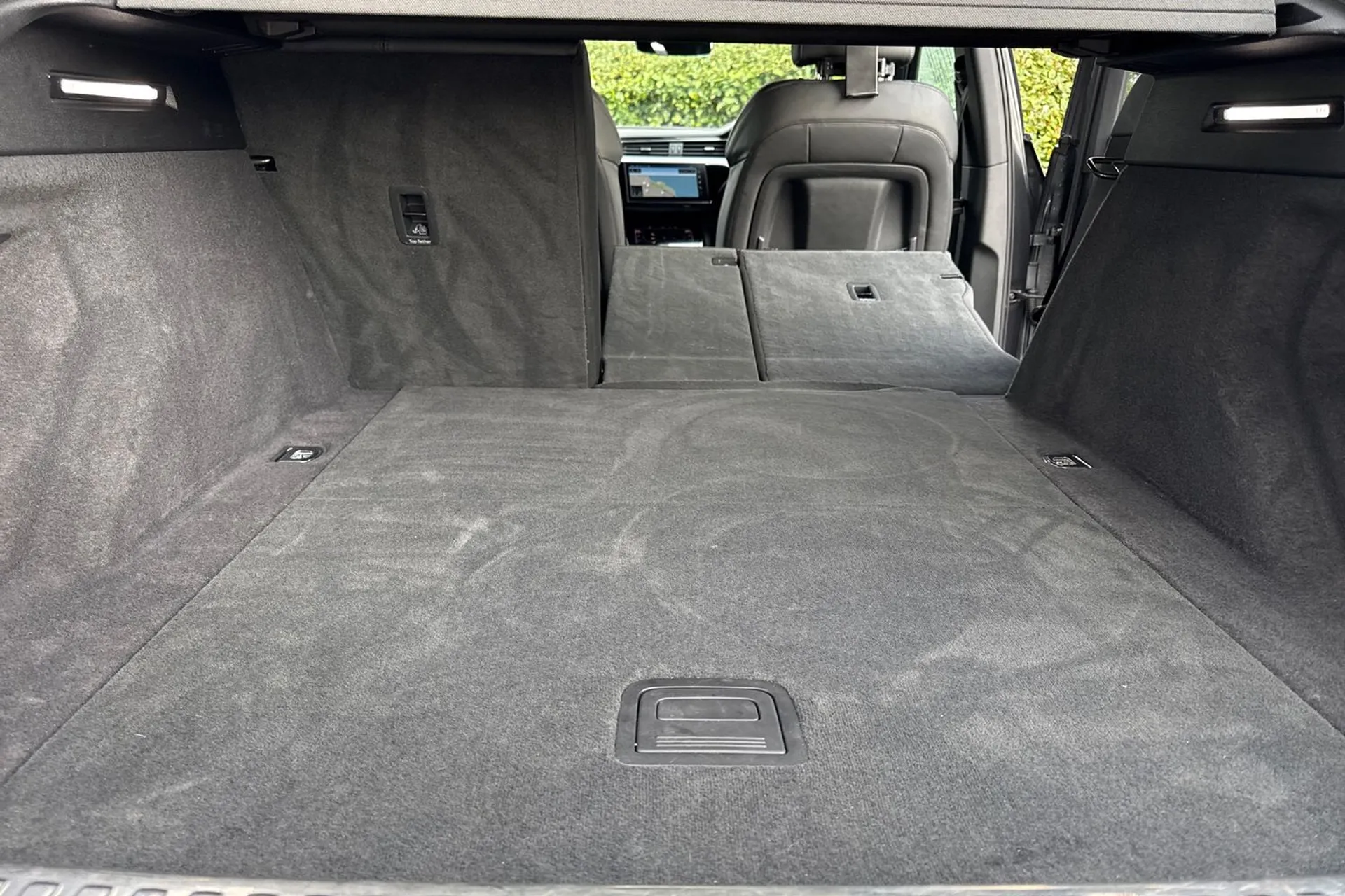 Audi e-tron thumbnail image number 35