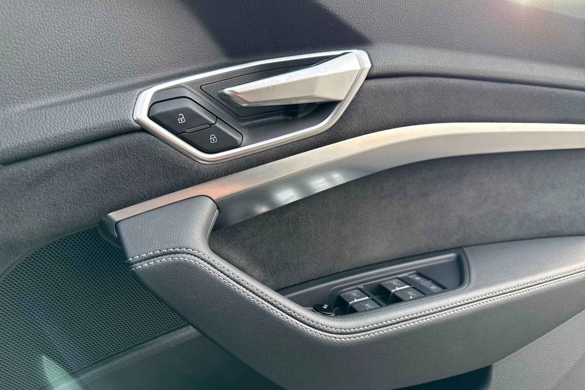 Audi e-tron thumbnail image number 49