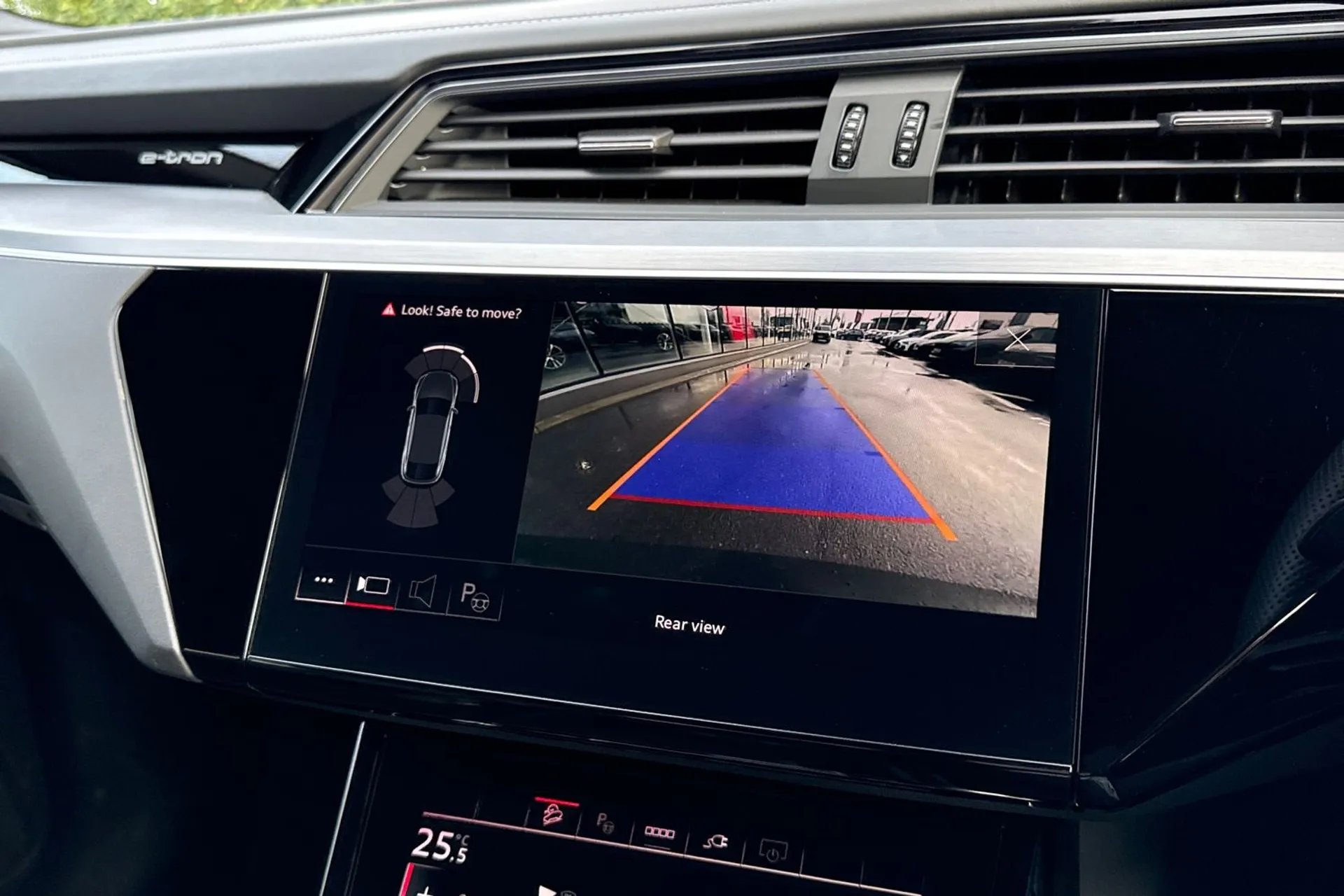 Audi e-tron thumbnail image number 4