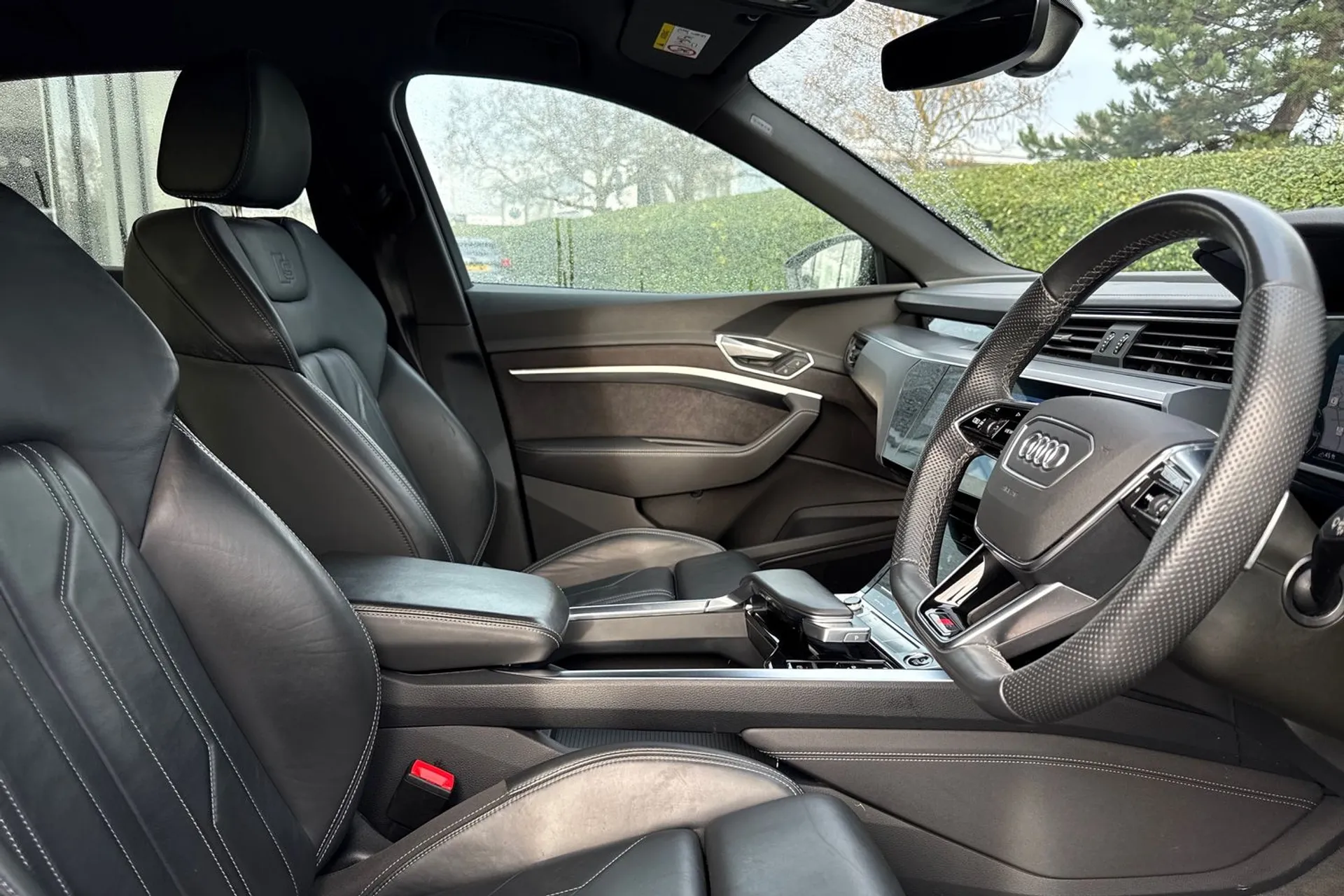 Audi e-tron thumbnail image number 40