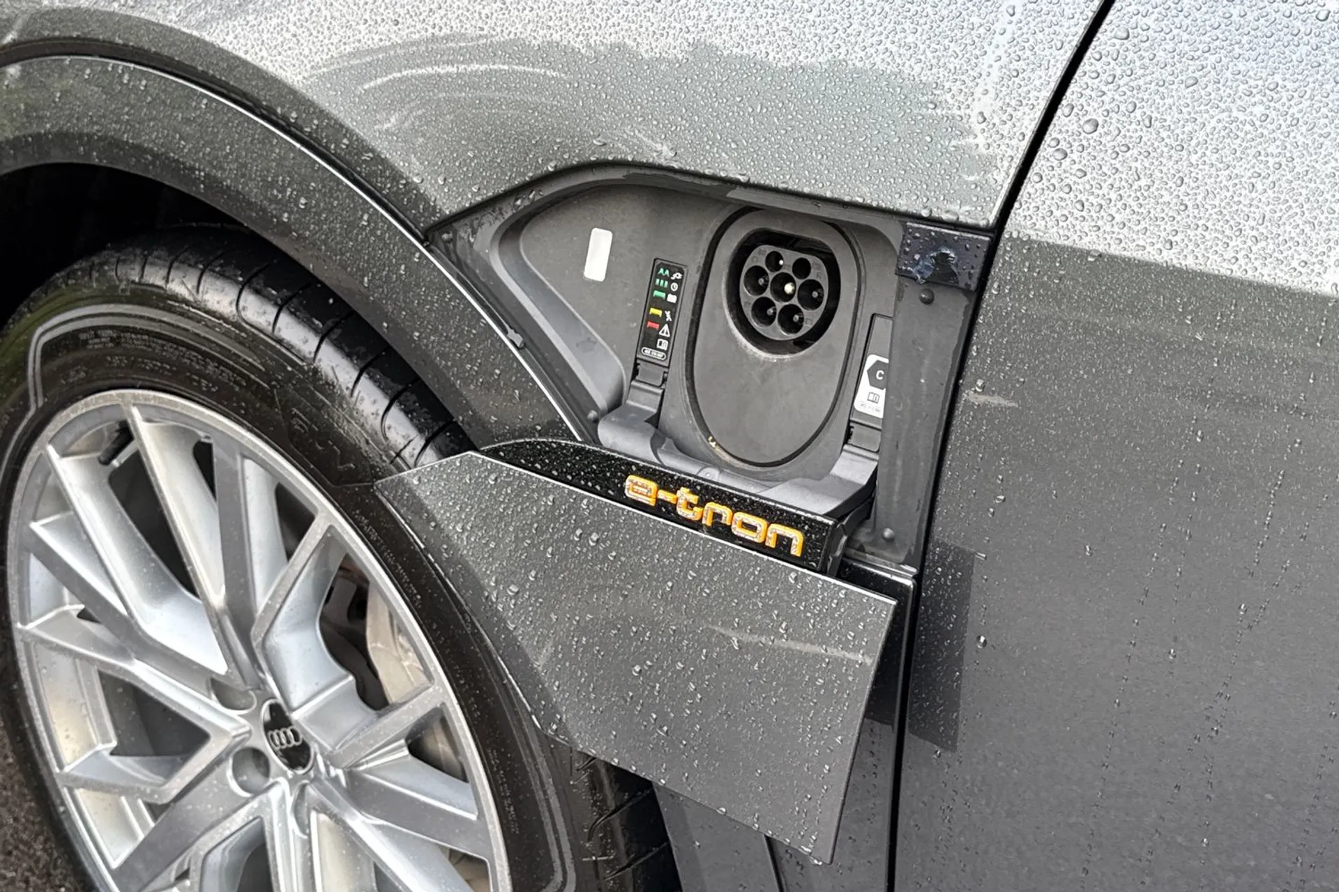 Audi e-tron thumbnail image number 31