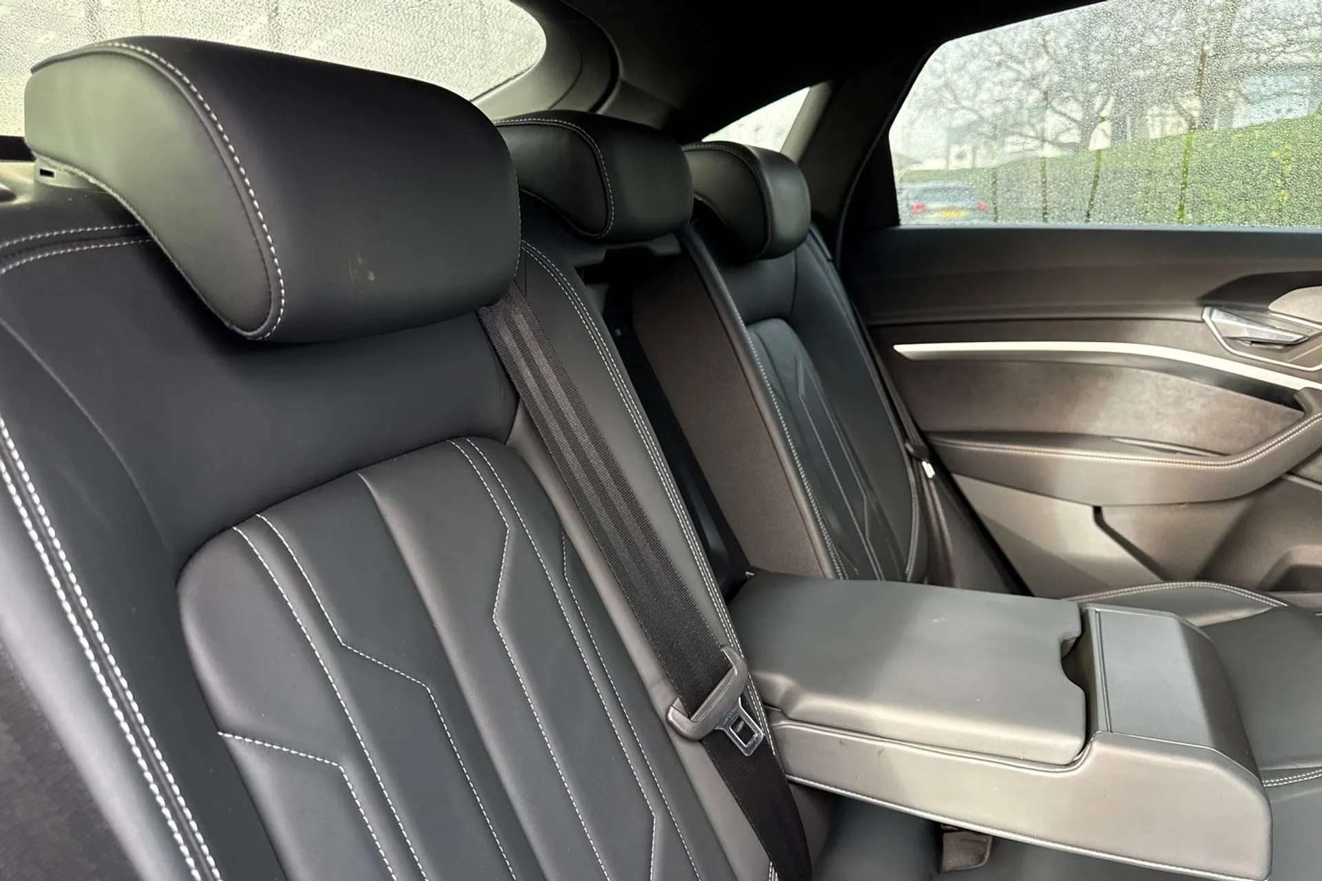 Audi e-tron thumbnail image number 36