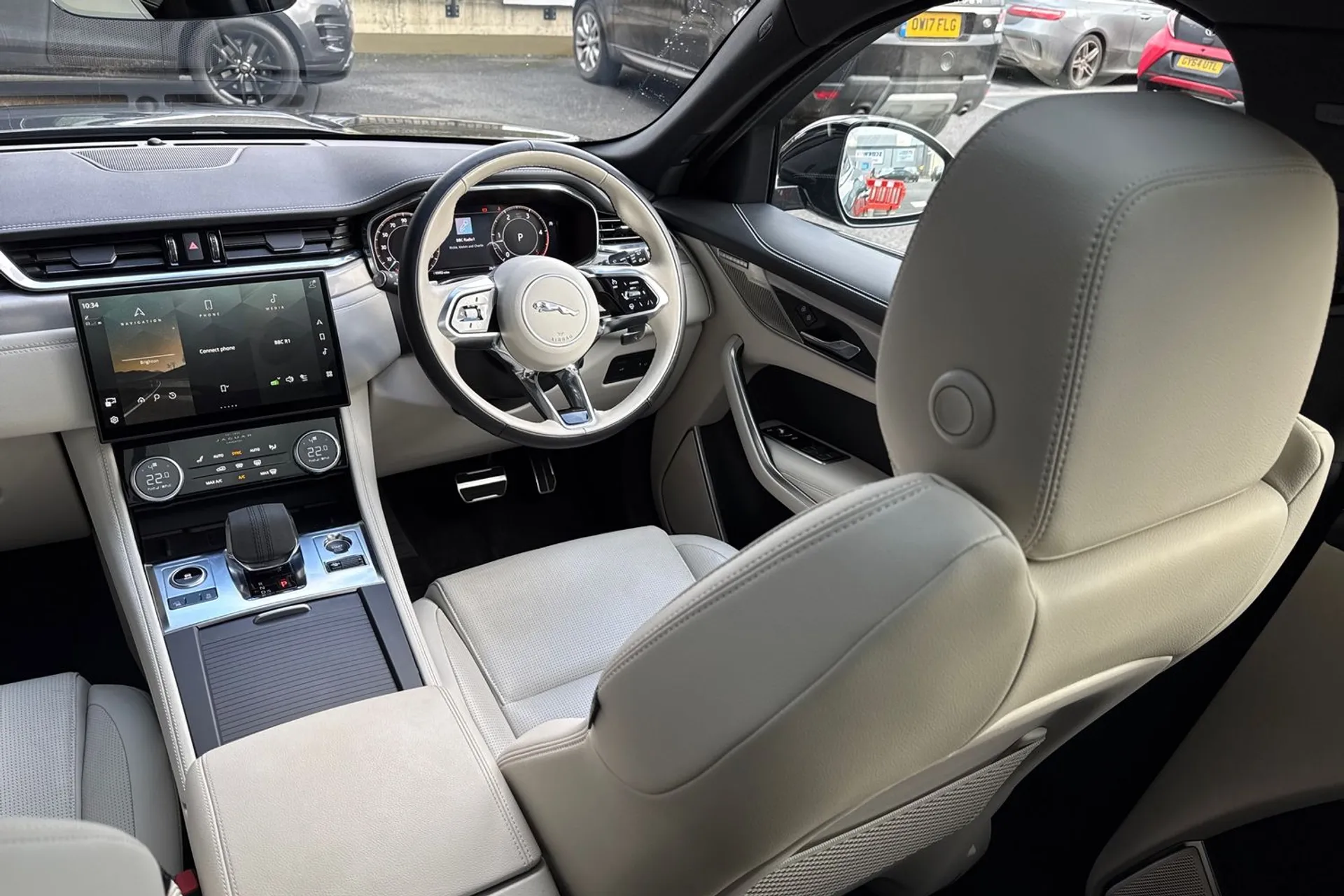 Jaguar F-PACE thumbnail image number 41