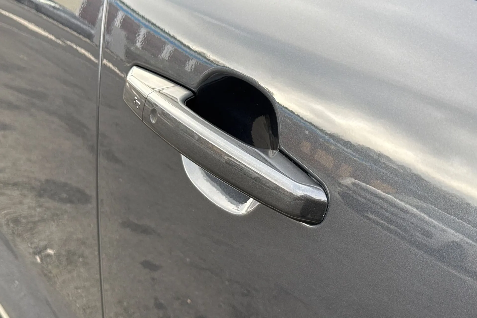 Jaguar F-PACE thumbnail image number 24