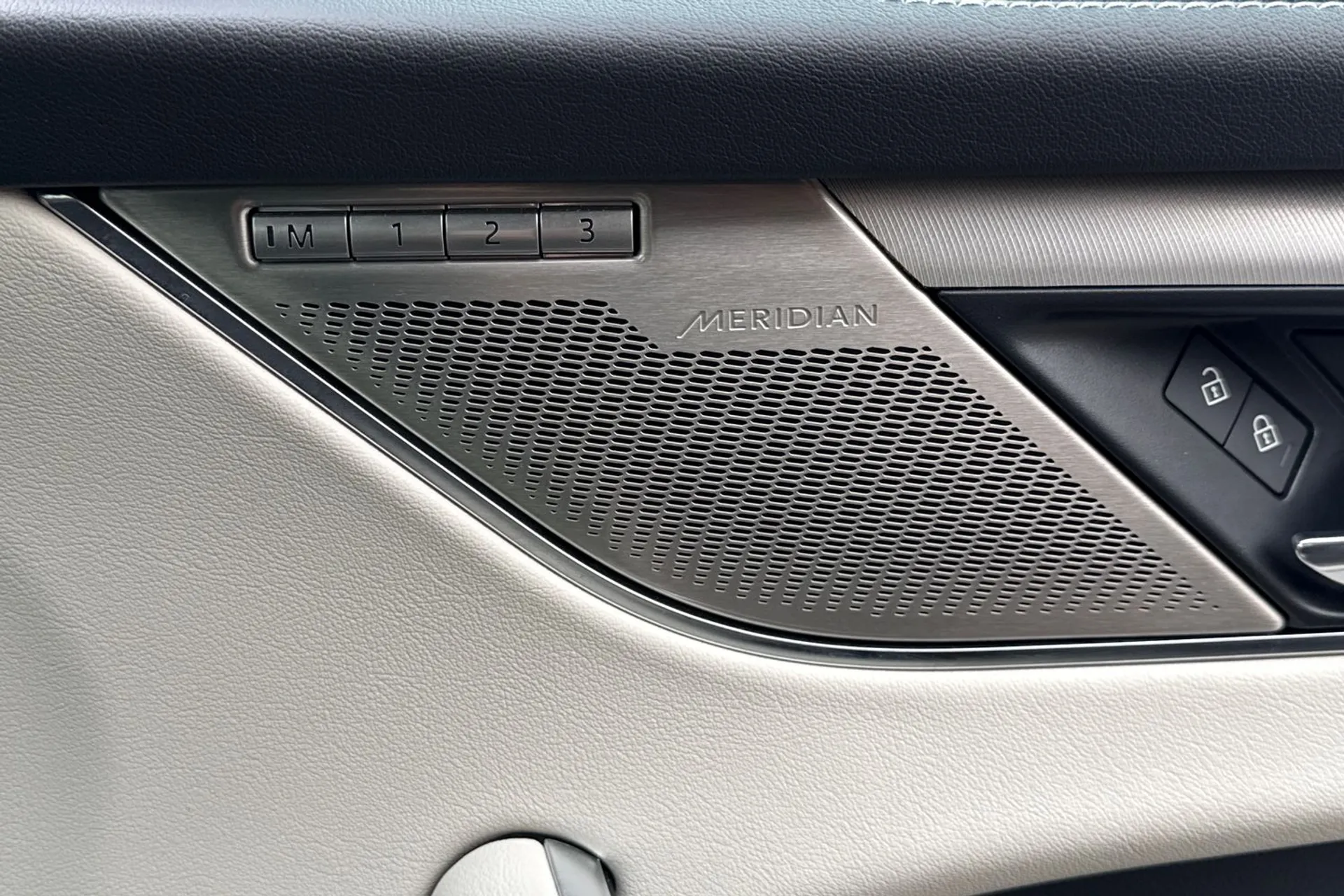 Jaguar F-PACE thumbnail image number 49