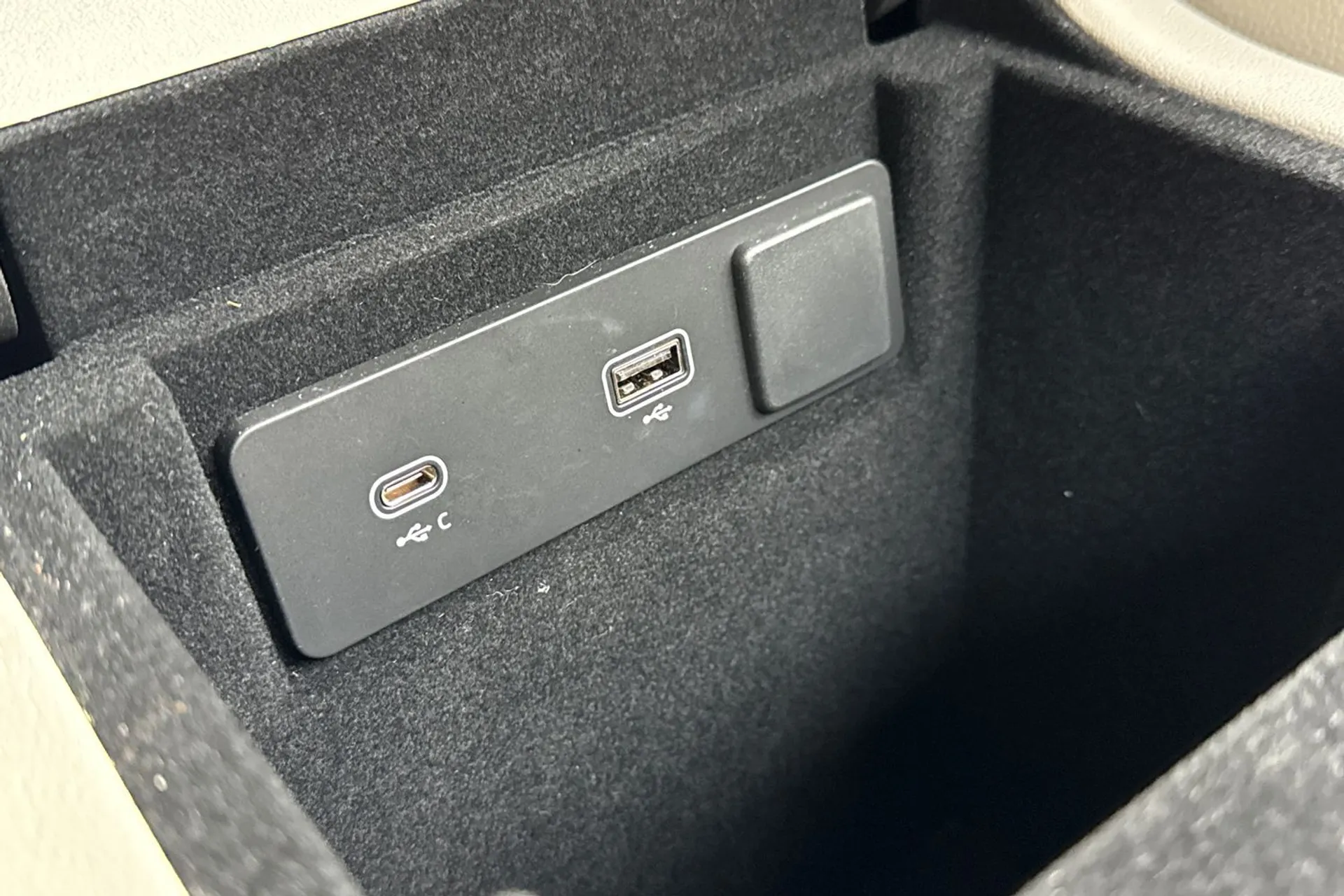 Jaguar F-PACE thumbnail image number 53