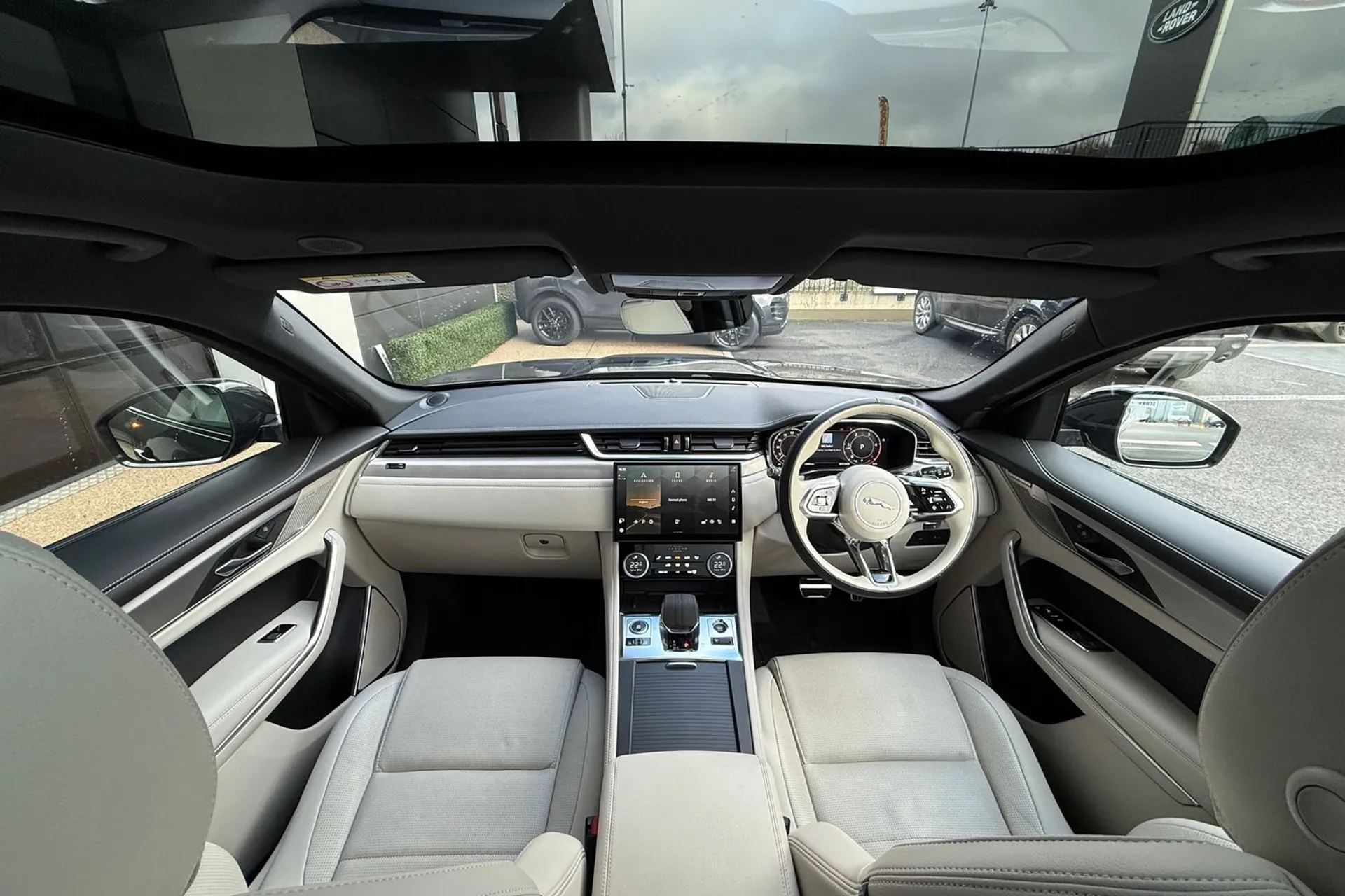 Jaguar F-PACE thumbnail image number 3