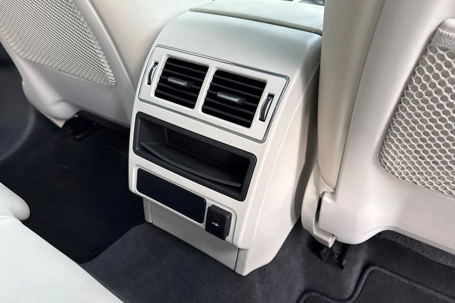 Jaguar F-PACE thumbnail image number 54