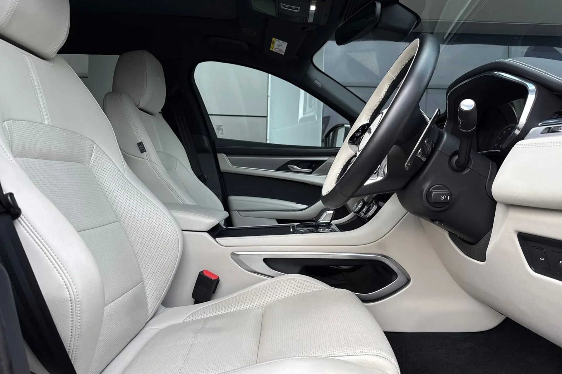 Jaguar F-PACE thumbnail image number 19