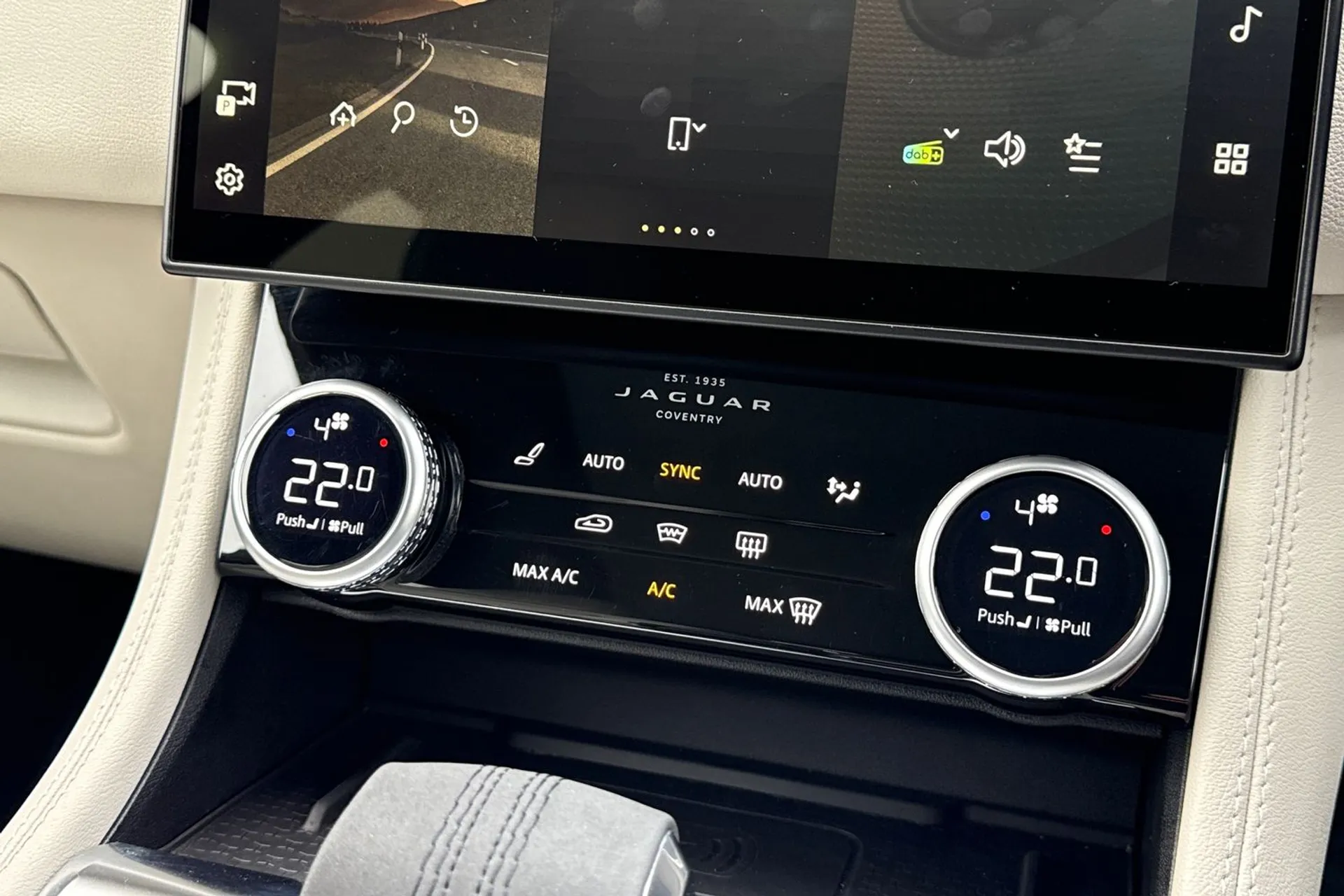 Jaguar F-PACE thumbnail image number 47