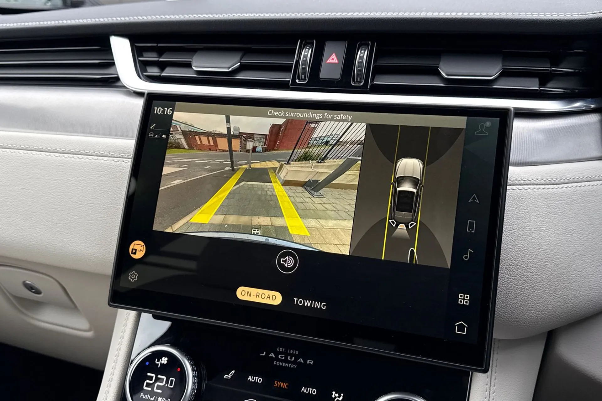 Jaguar F-PACE thumbnail image number 4