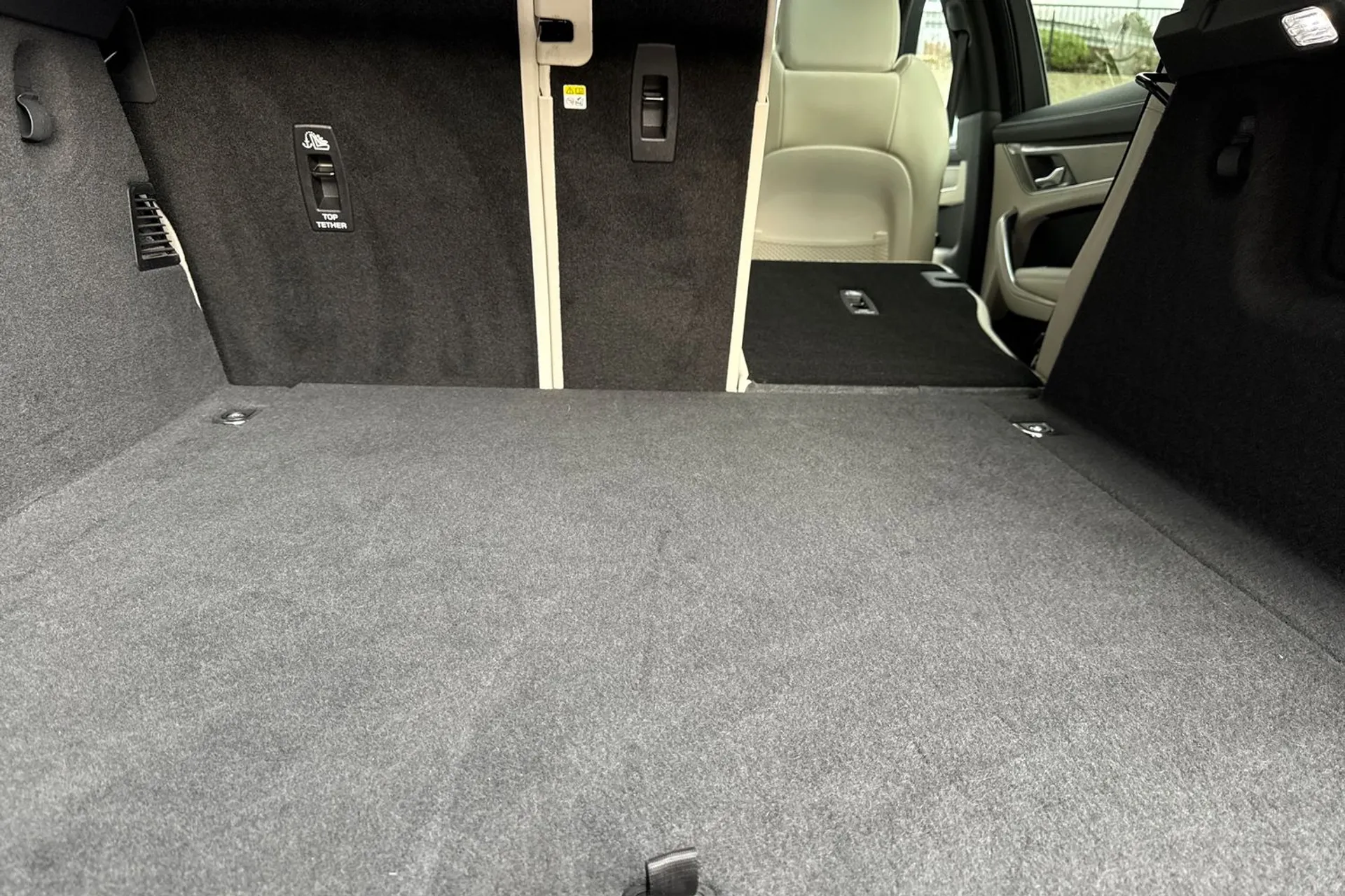 Jaguar F-PACE thumbnail image number 33