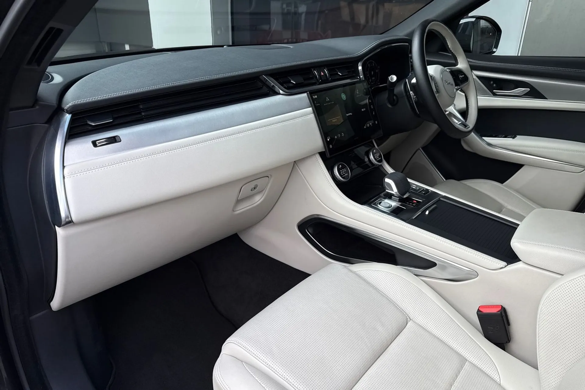 Jaguar F-PACE thumbnail image number 36