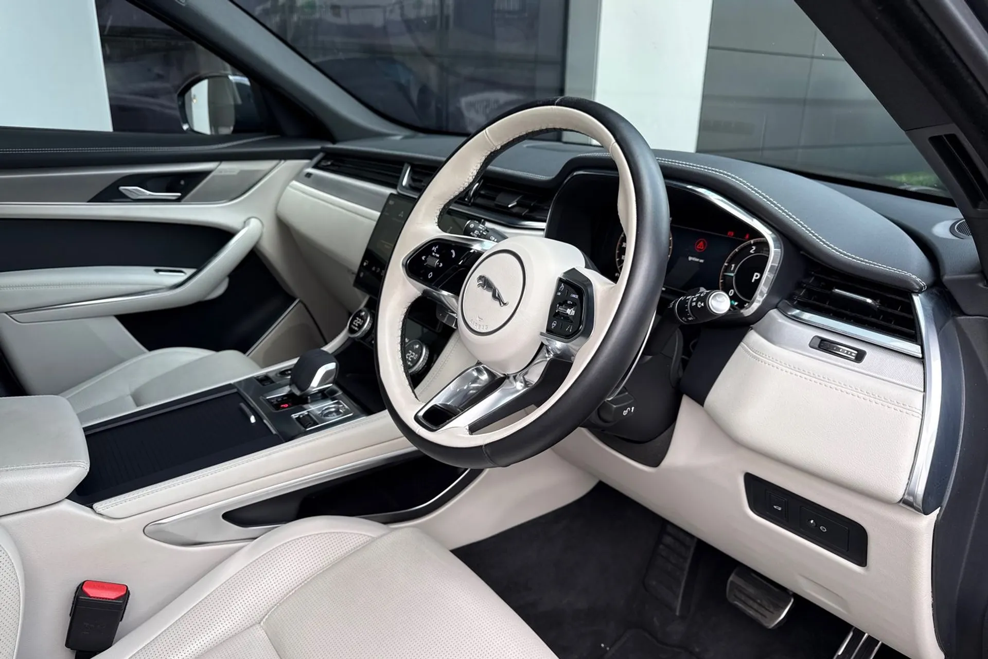 Jaguar F-PACE thumbnail image number 18