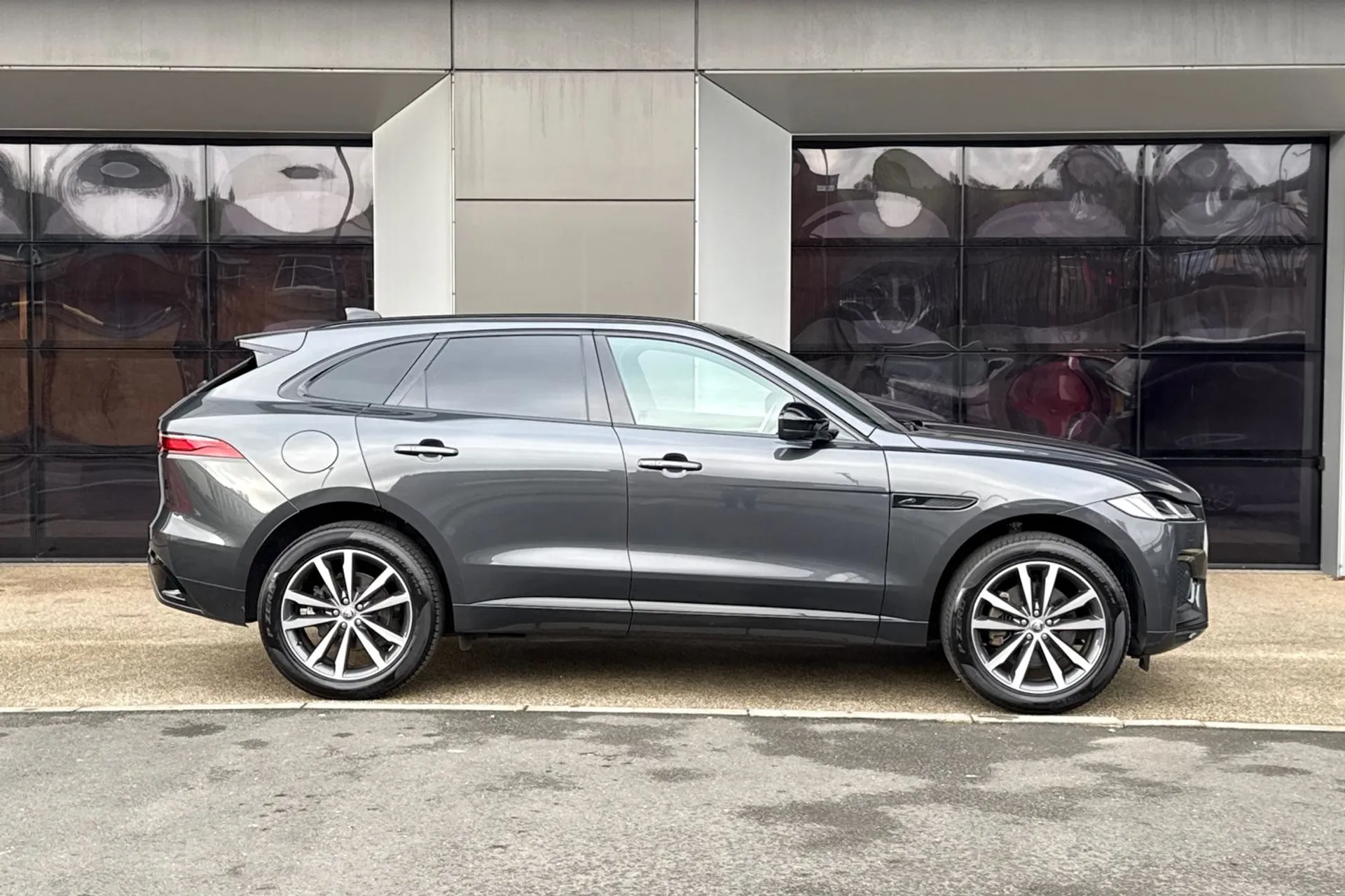 Jaguar F-PACE thumbnail image number 2