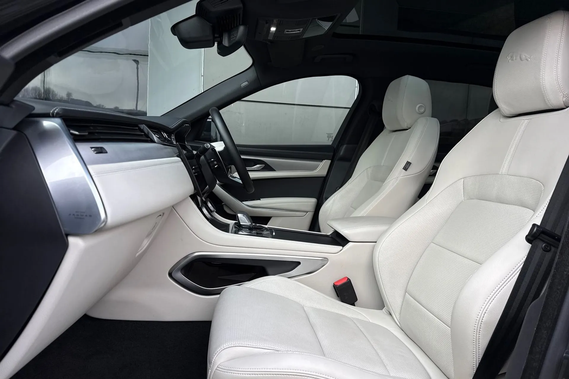 Jaguar F-PACE thumbnail image number 37