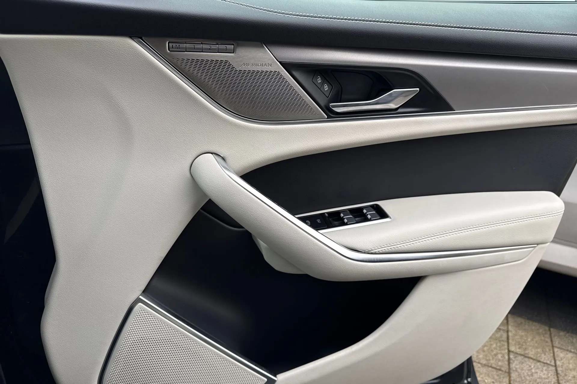 Jaguar F-PACE thumbnail image number 48