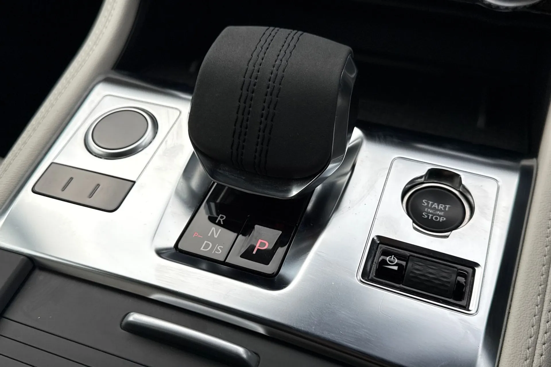 Jaguar F-PACE thumbnail image number 44