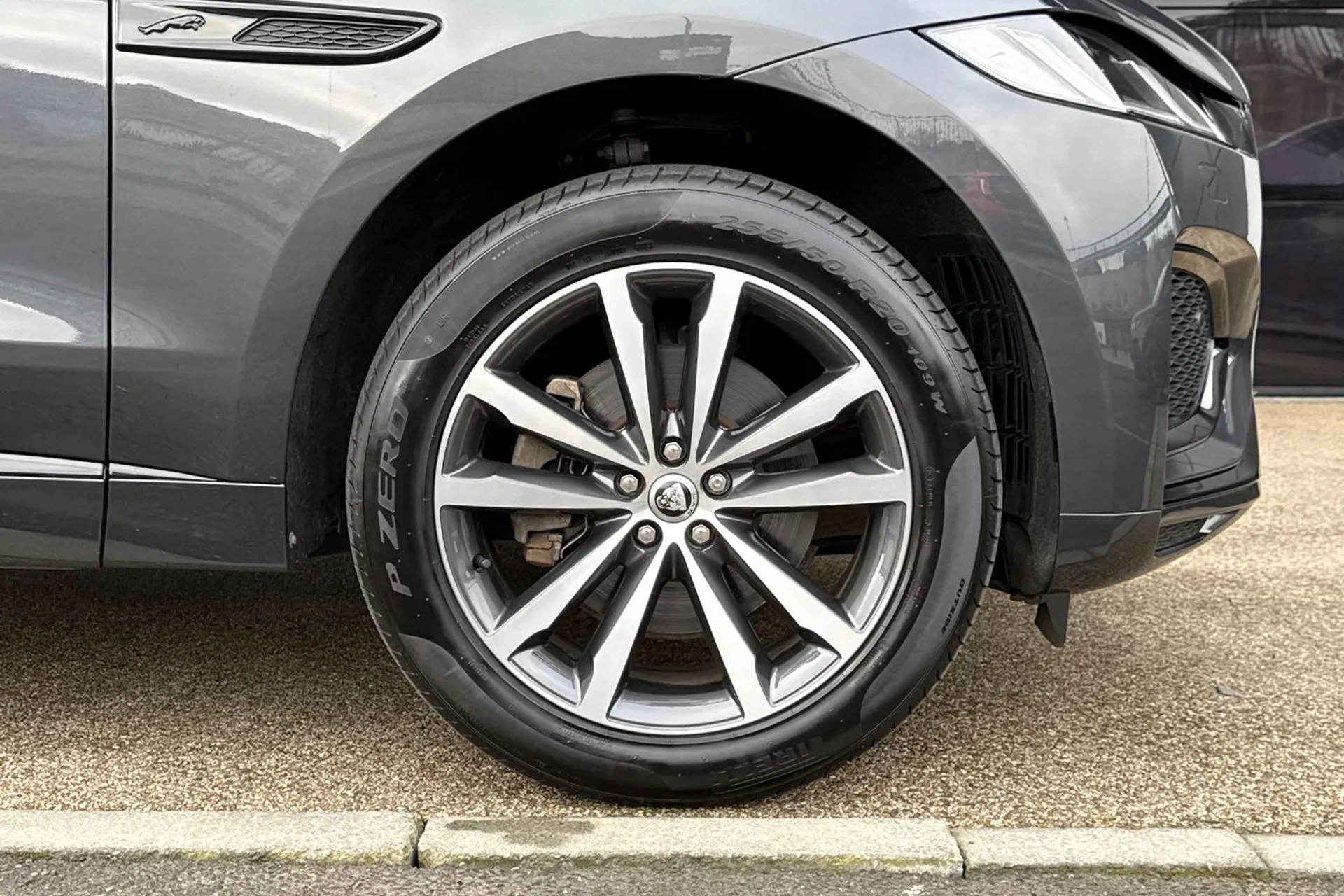 Jaguar F-PACE thumbnail image number 17