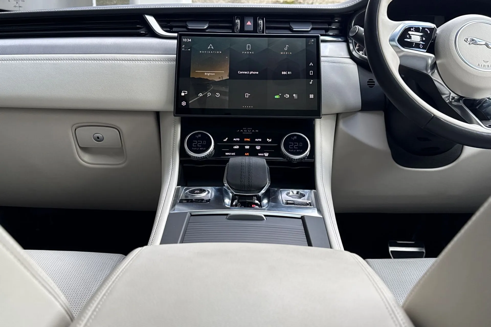 Jaguar F-PACE thumbnail image number 43