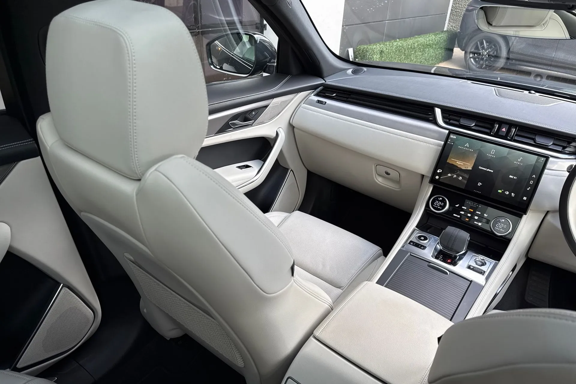 Jaguar F-PACE thumbnail image number 40