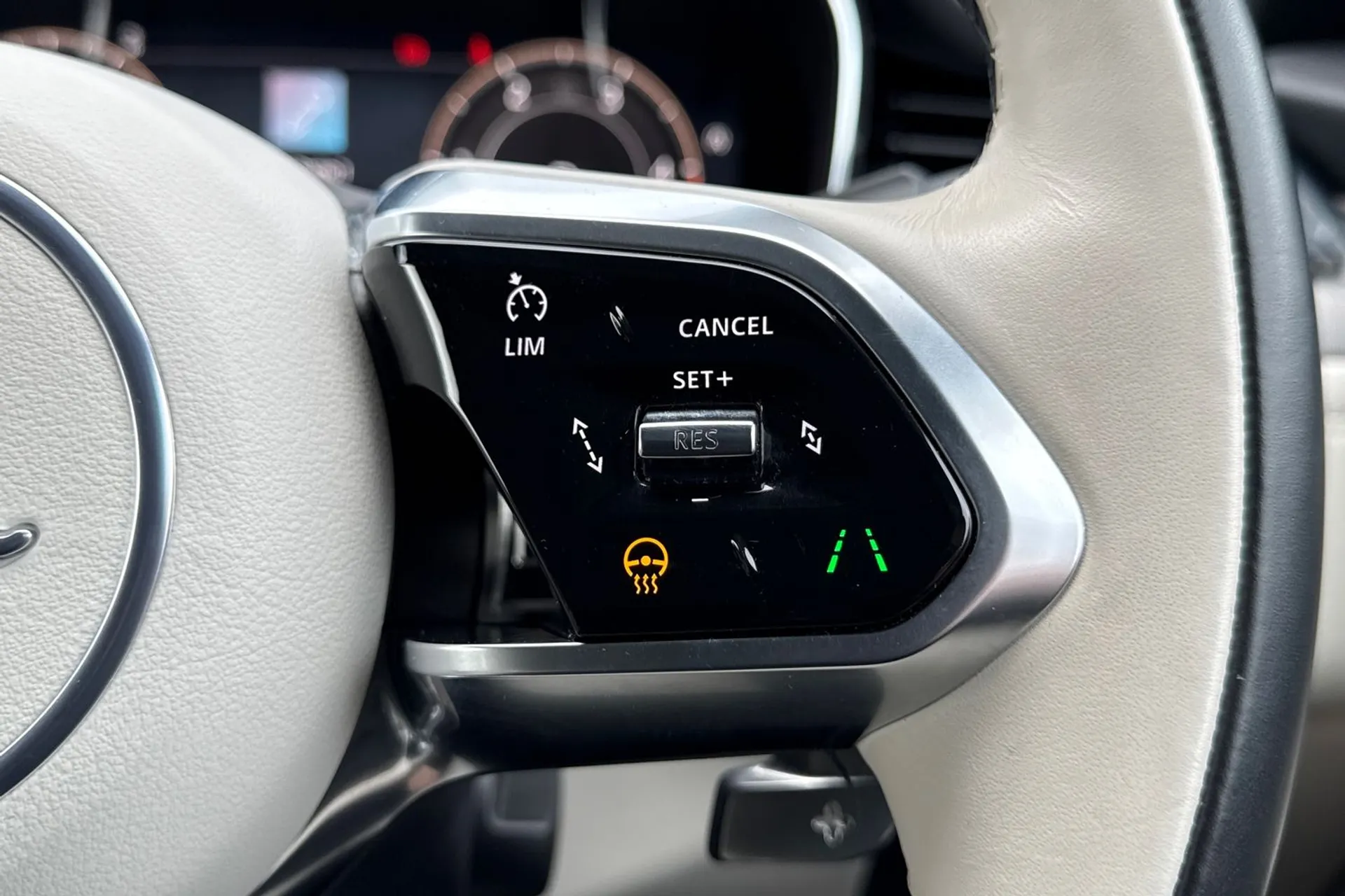 Jaguar F-PACE thumbnail image number 46