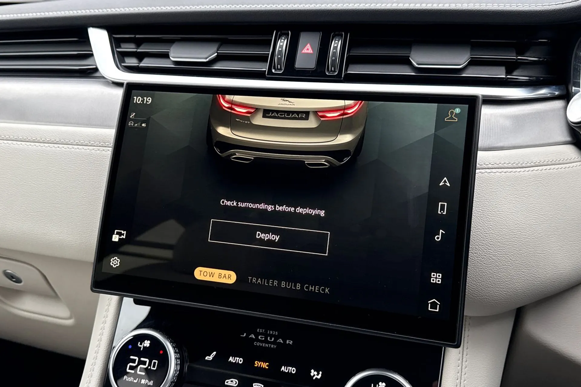 Jaguar F-PACE thumbnail image number 12