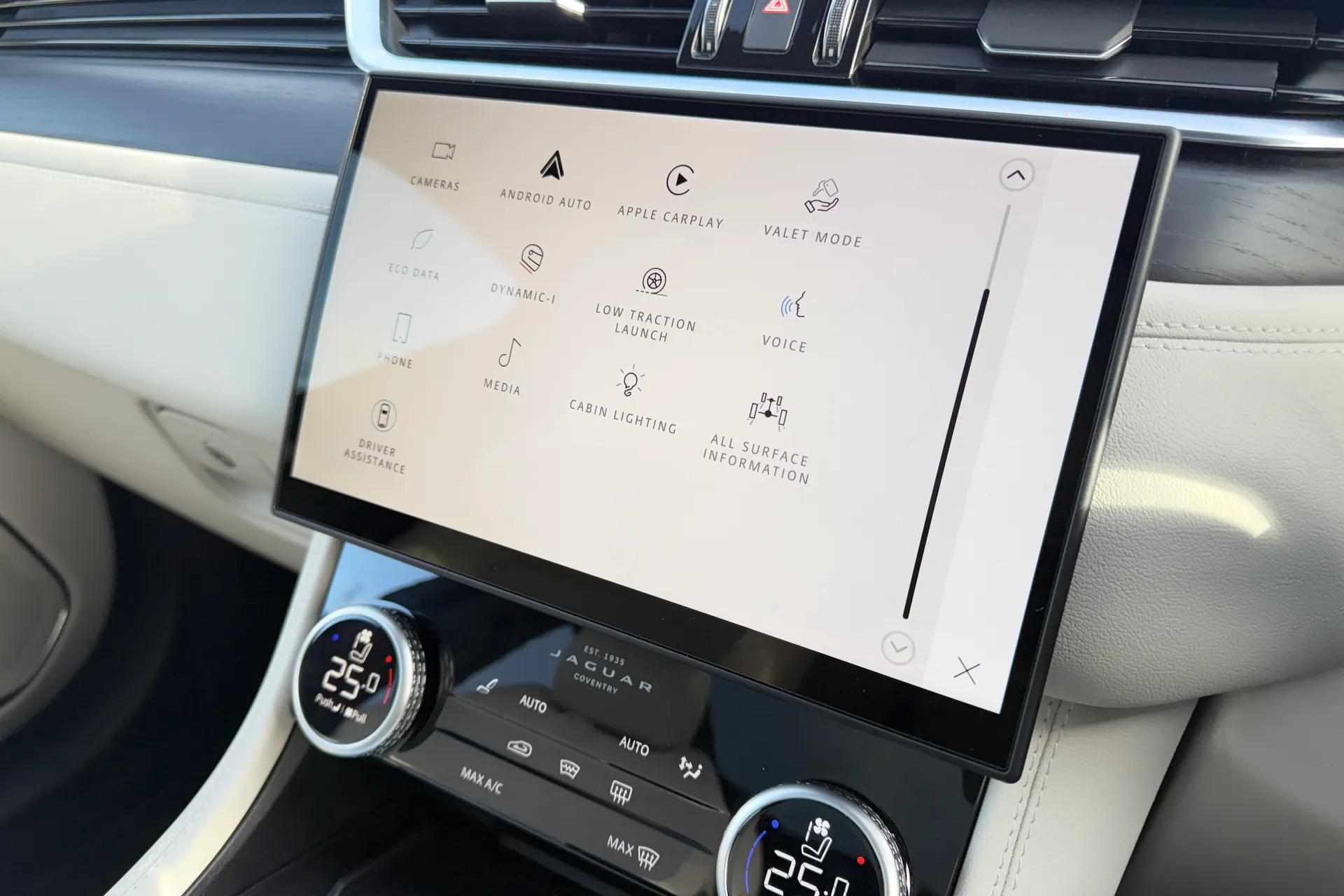 Jaguar F-PACE thumbnail image number 45