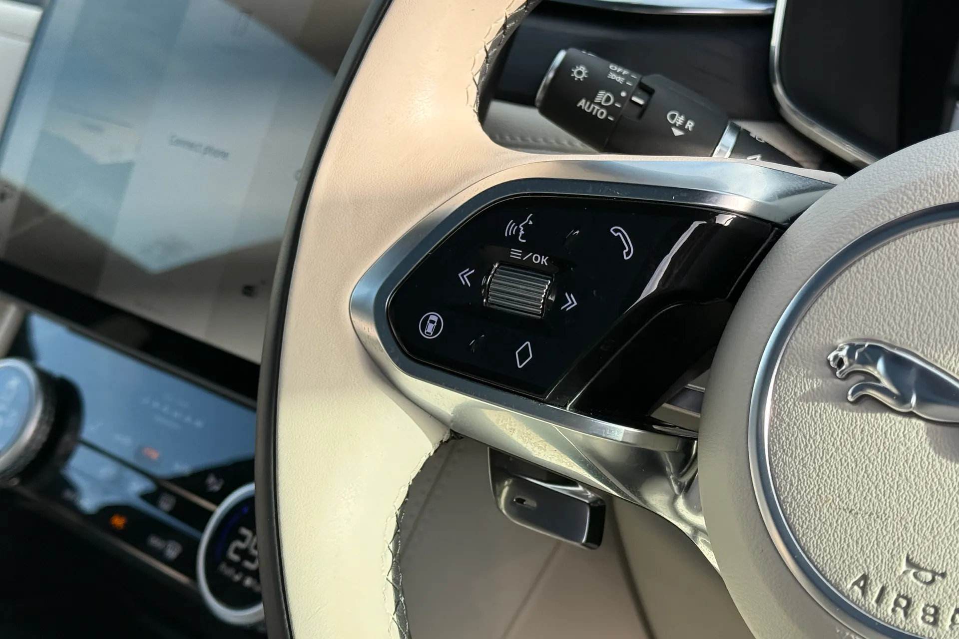 Jaguar F-PACE thumbnail image number 39