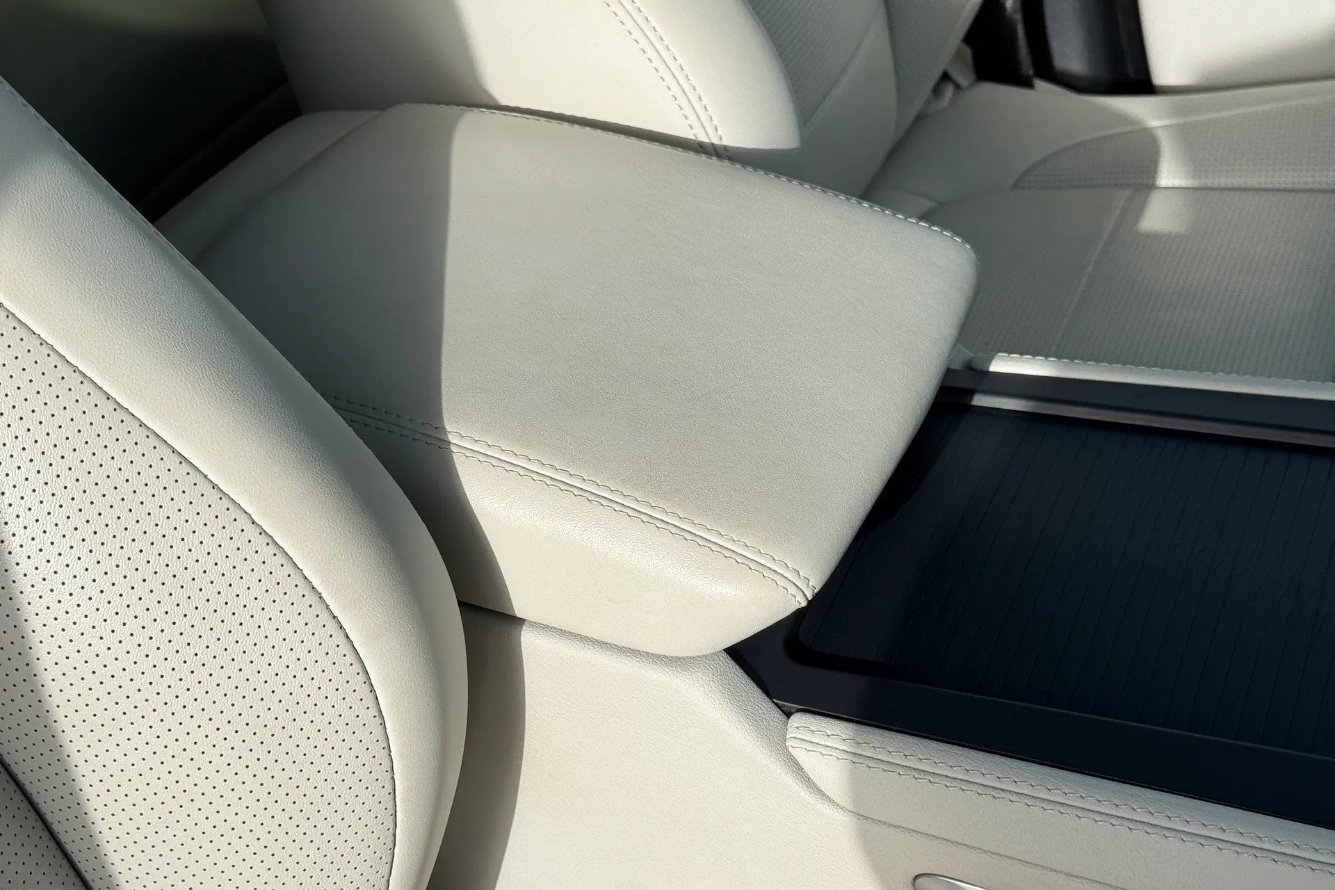 Jaguar F-PACE thumbnail image number 35