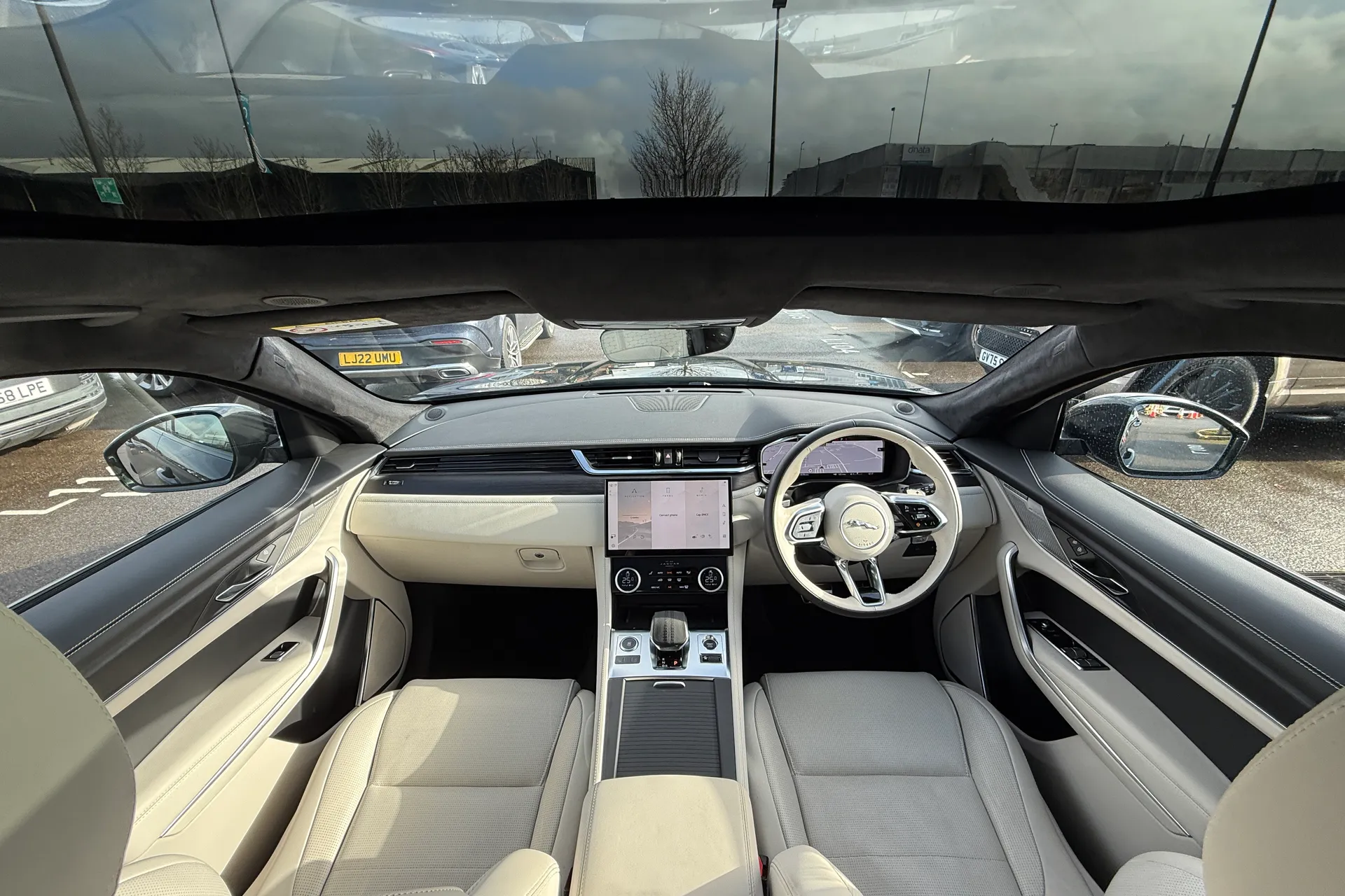 Jaguar F-PACE thumbnail image number 3