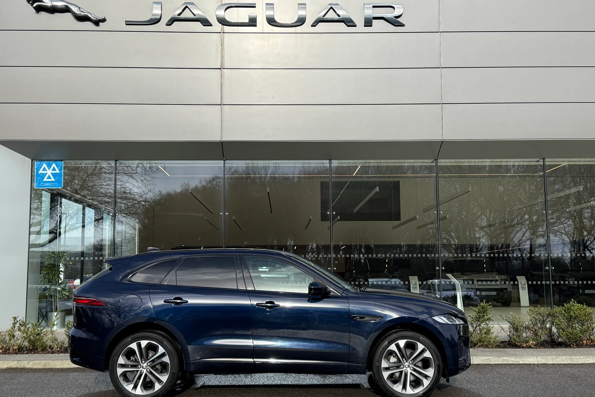Jaguar F-PACE thumbnail image number 2