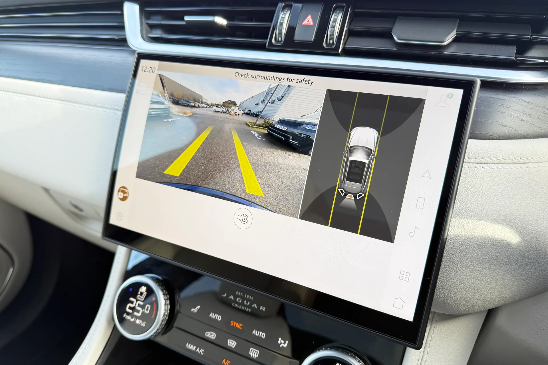 Jaguar F-PACE thumbnail image number 6