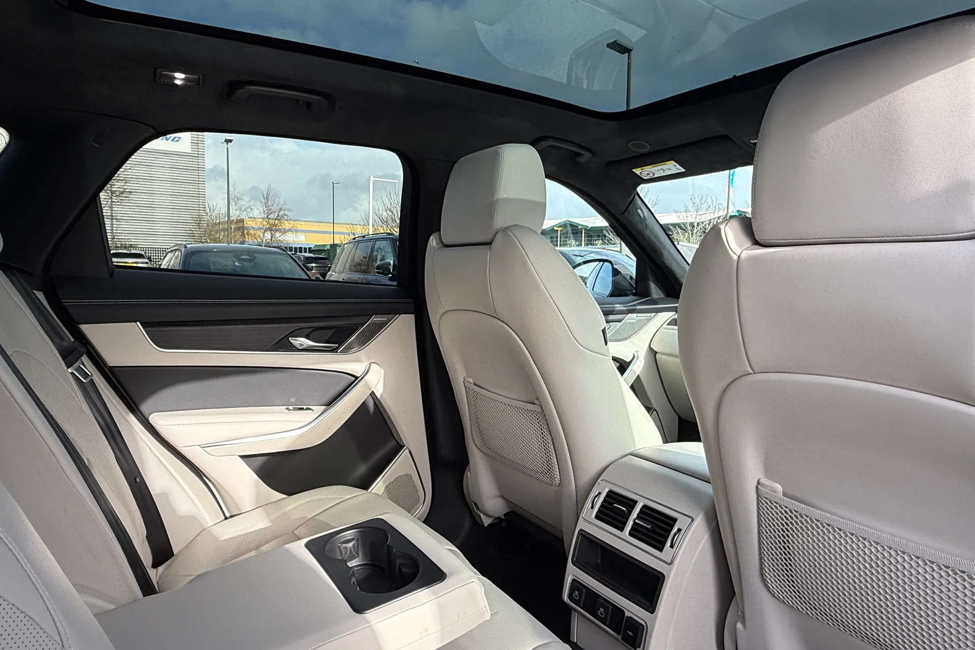 Jaguar F-PACE thumbnail image number 28