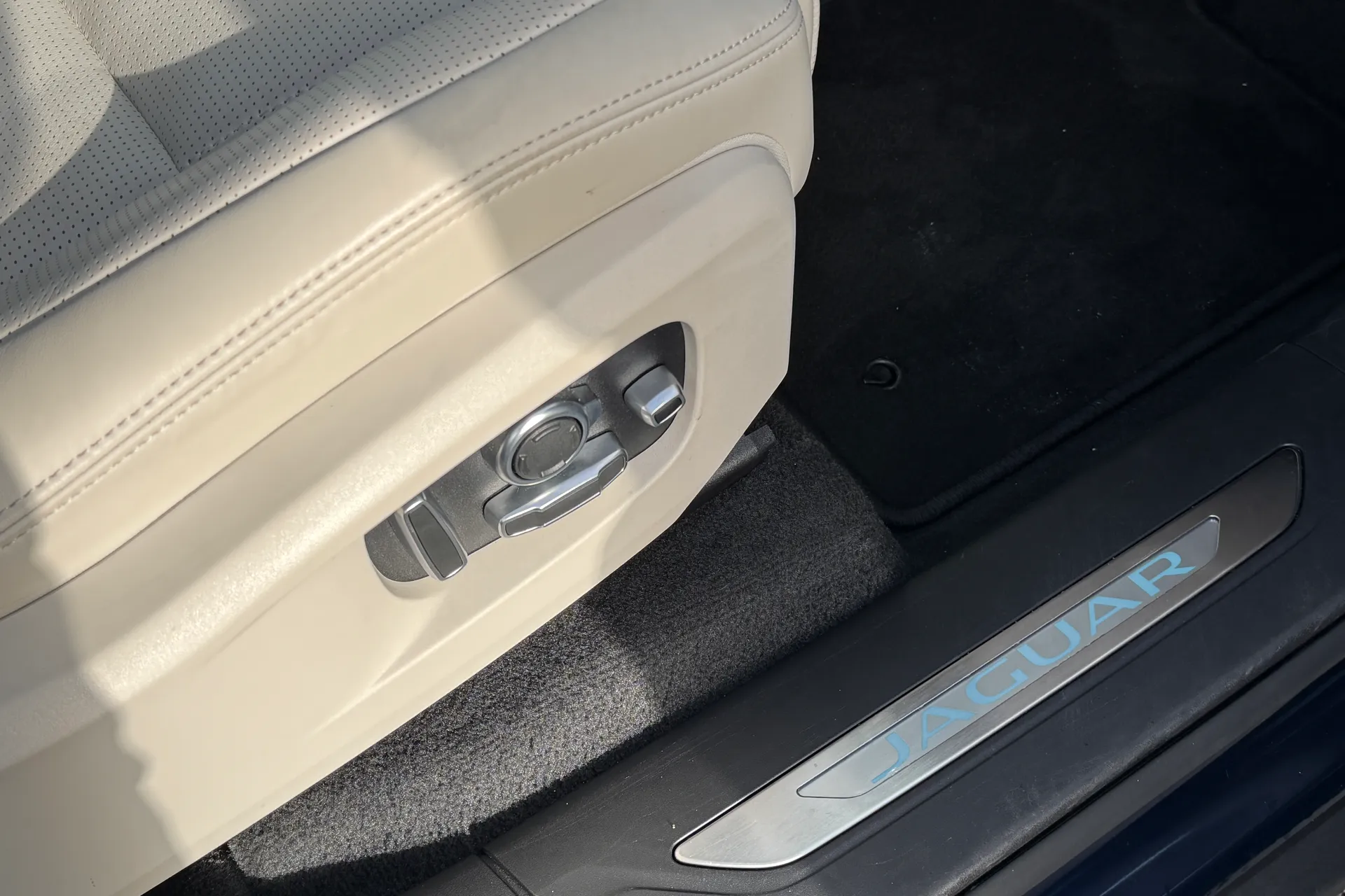 Jaguar F-PACE thumbnail image number 32