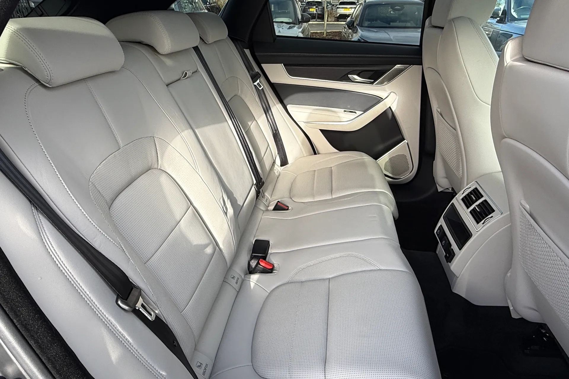 Jaguar F-PACE thumbnail image number 27