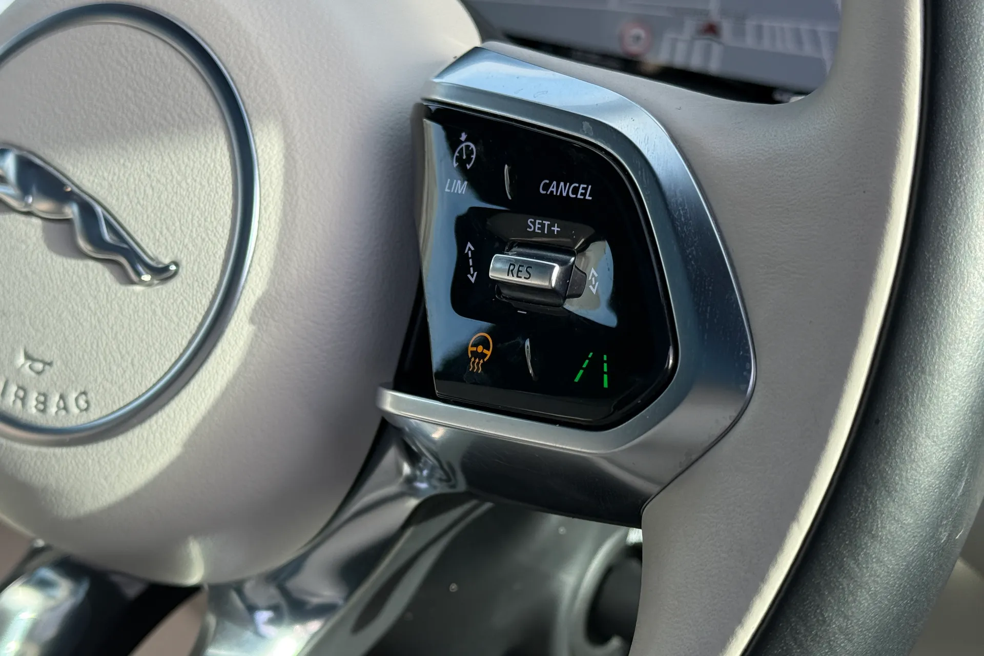 Jaguar F-PACE thumbnail image number 40