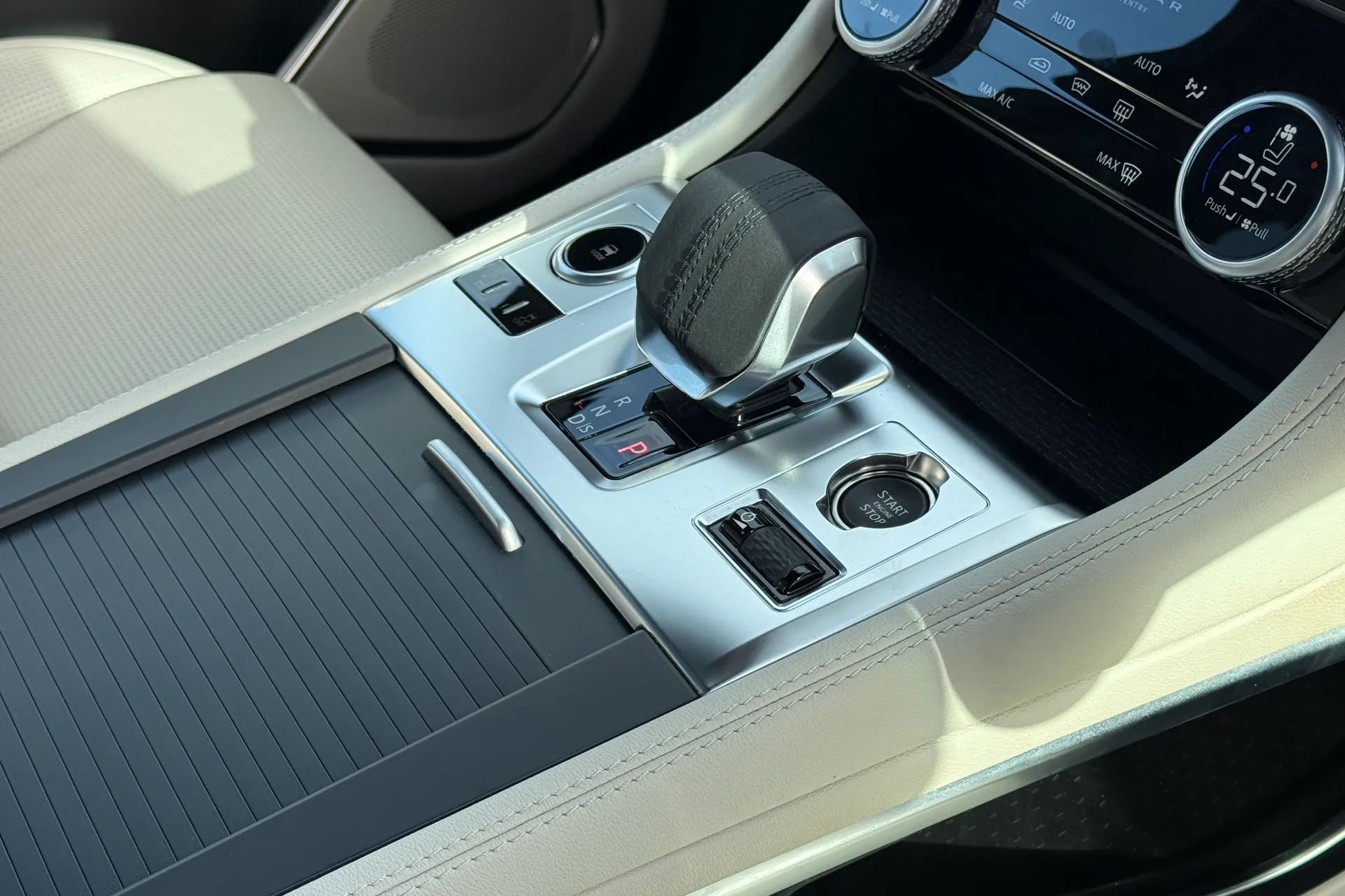 Jaguar F-PACE thumbnail image number 18